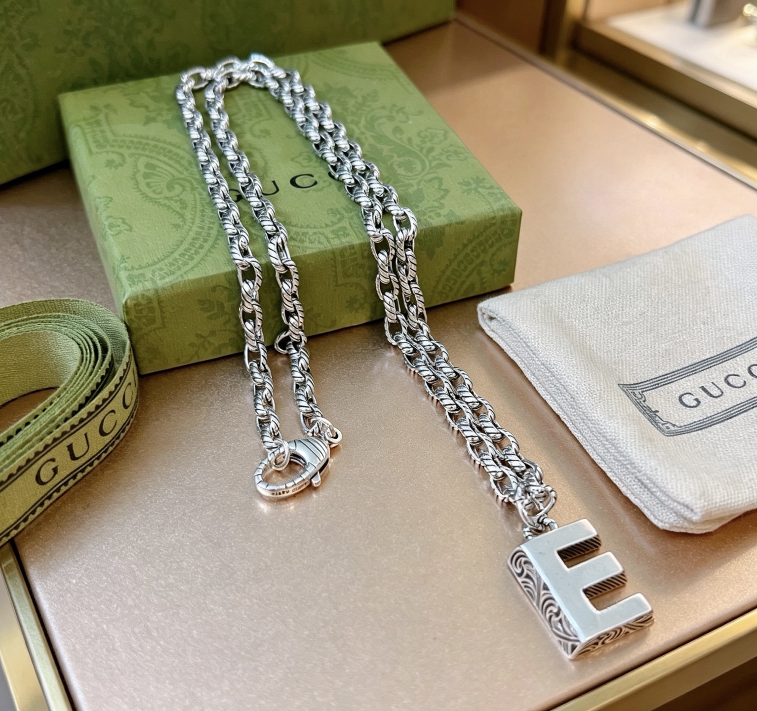 Gucci高仿字母E吊墜項鏈 銀色雕刻復古潮流款| 12 Gucci高仿字母E吊墜項鏈 銀色雕刻復古潮流款