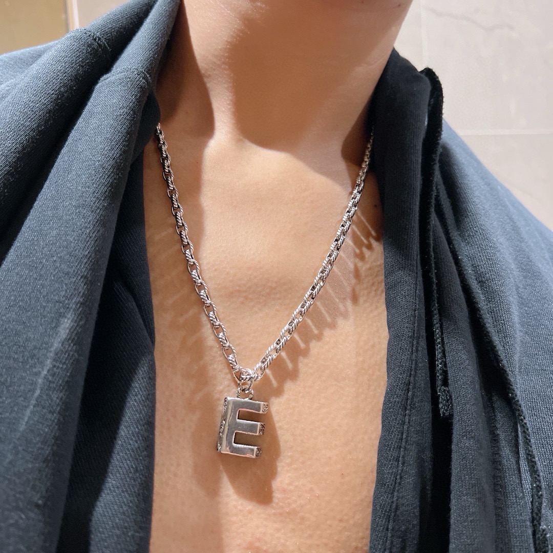 Gucci高仿字母E吊墜項鏈 銀色雕刻復古潮流款| 10 Gucci高仿字母E吊墜項鏈 銀色雕刻復古潮流款