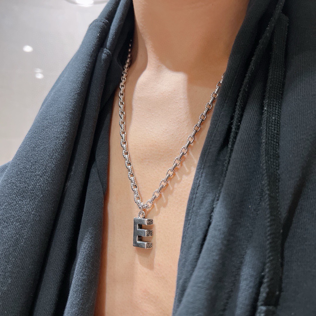 Gucci高仿字母E吊墜項鏈 銀色雕刻復古潮流款| 9 Gucci高仿字母E吊墜項鏈 銀色雕刻復古潮流款