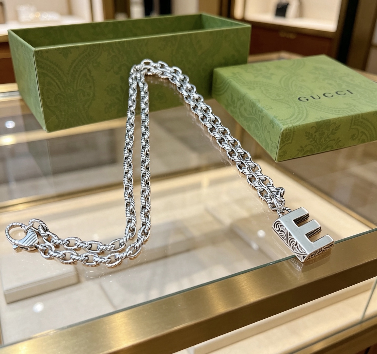 Gucci高仿字母E吊墜項鏈 銀色雕刻復古潮流款| 8 Gucci高仿字母E吊墜項鏈 銀色雕刻復古潮流款