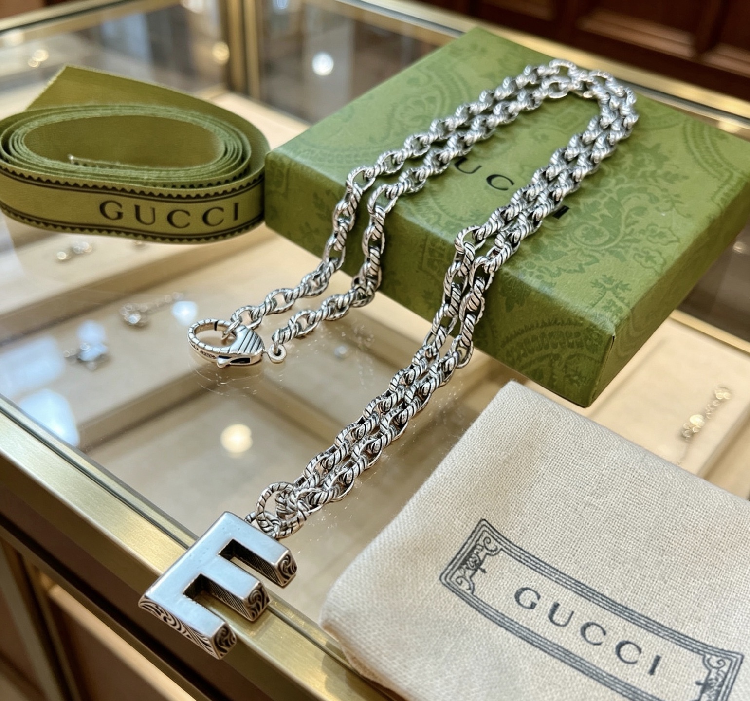 Gucci高仿字母E吊墜項鏈 銀色雕刻復古潮流款| 7 Gucci高仿字母E吊墜項鏈 銀色雕刻復古潮流款