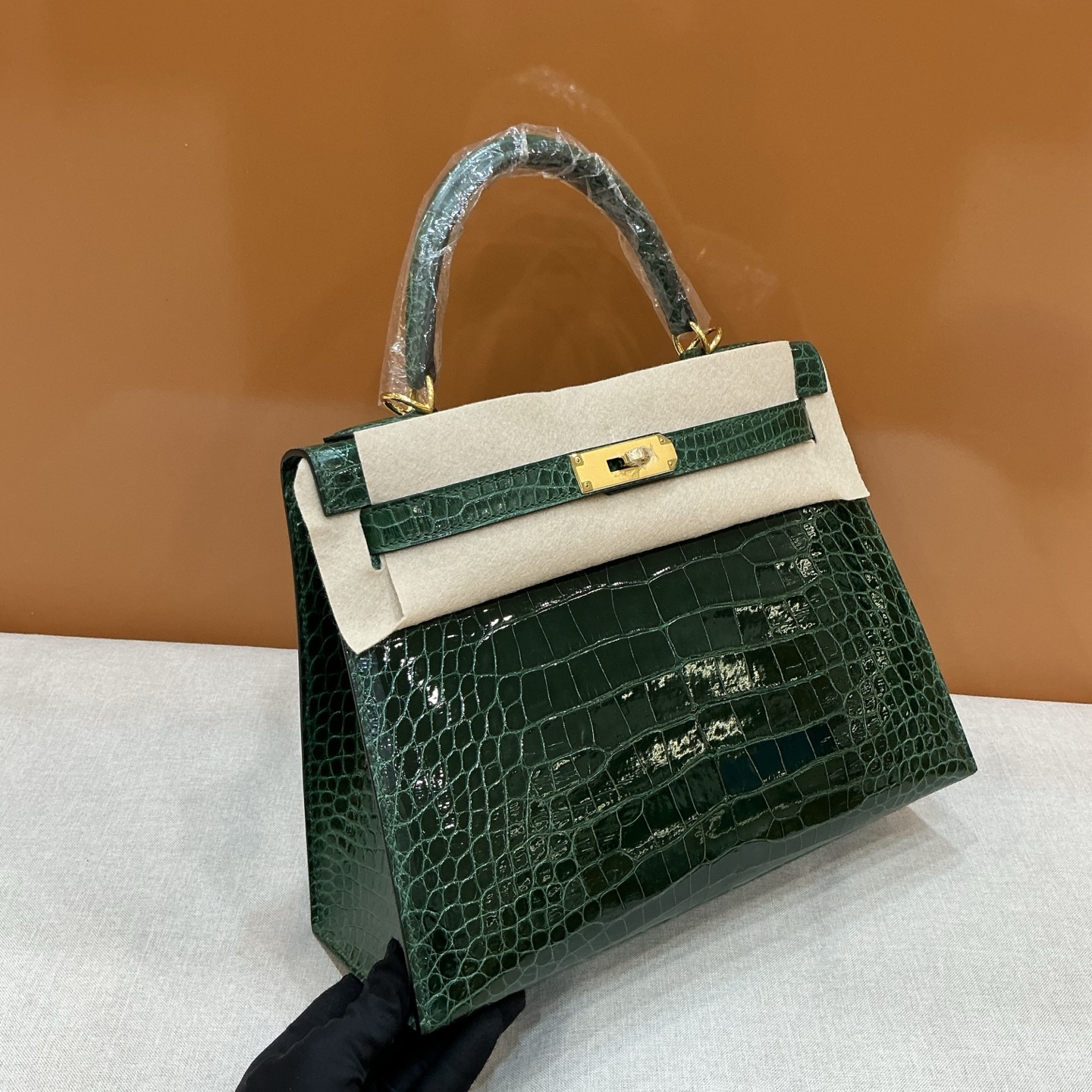 Hermès 高仿 Kelly 鱷魚紋手提包 深綠亮面高端質感精品女包| 11 Hermès 高仿 Kelly 鱷魚紋手提包 深綠亮面高端質感精品女包