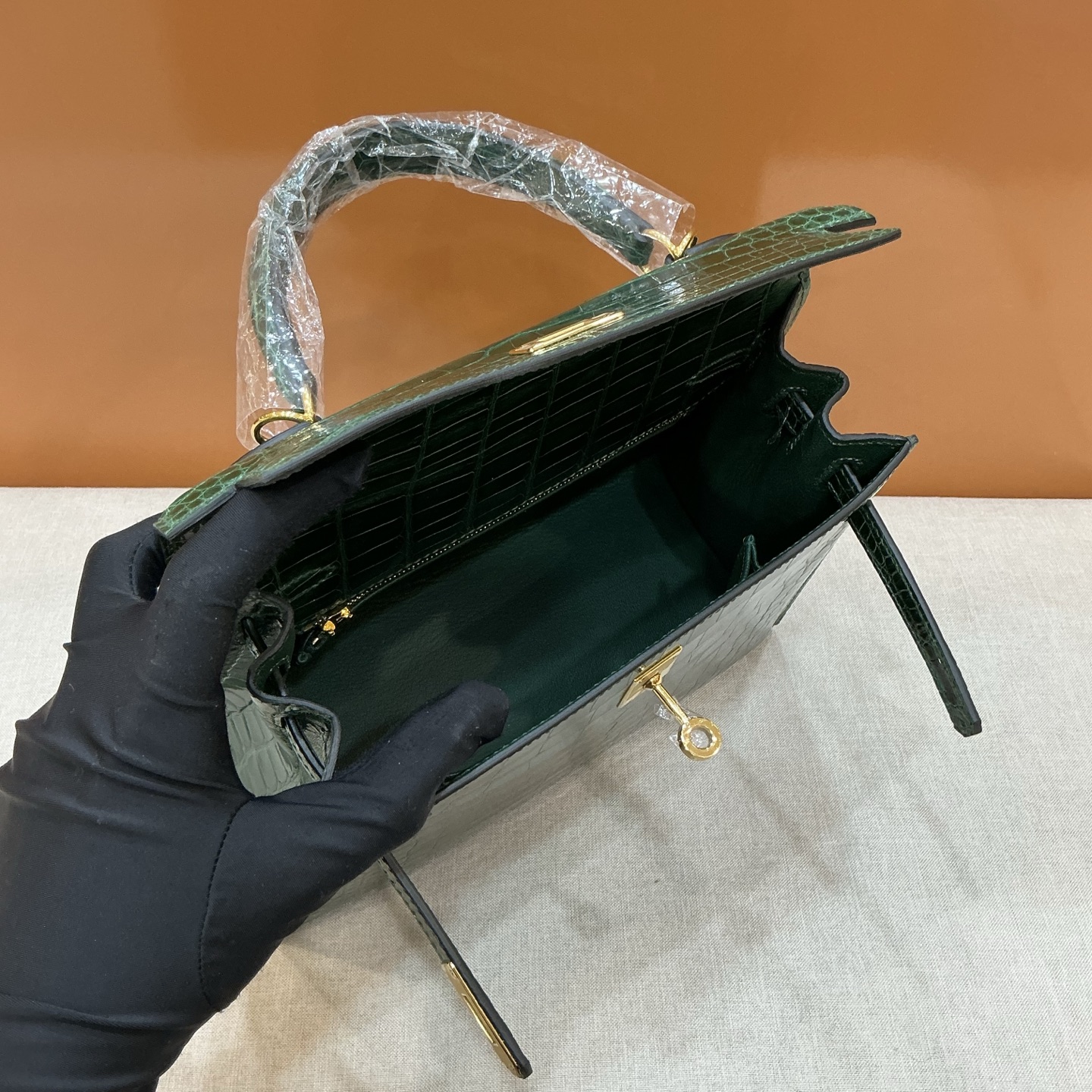 Hermès 高仿 Kelly 鱷魚紋手提包 深綠亮面高端質感精品女包| 9 Hermès 高仿 Kelly 鱷魚紋手提包 深綠亮面高端質感精品女包