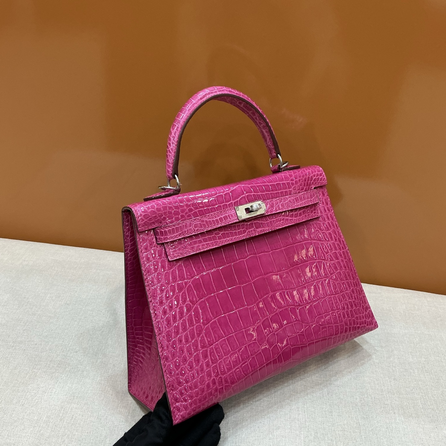 Hermès 高仿 Kelly 玫紅鱷魚紋手提包 時尚亮色精品女包| 19 Hermès 高仿 Kelly 玫紅鱷魚紋手提包 時尚亮色精品女包