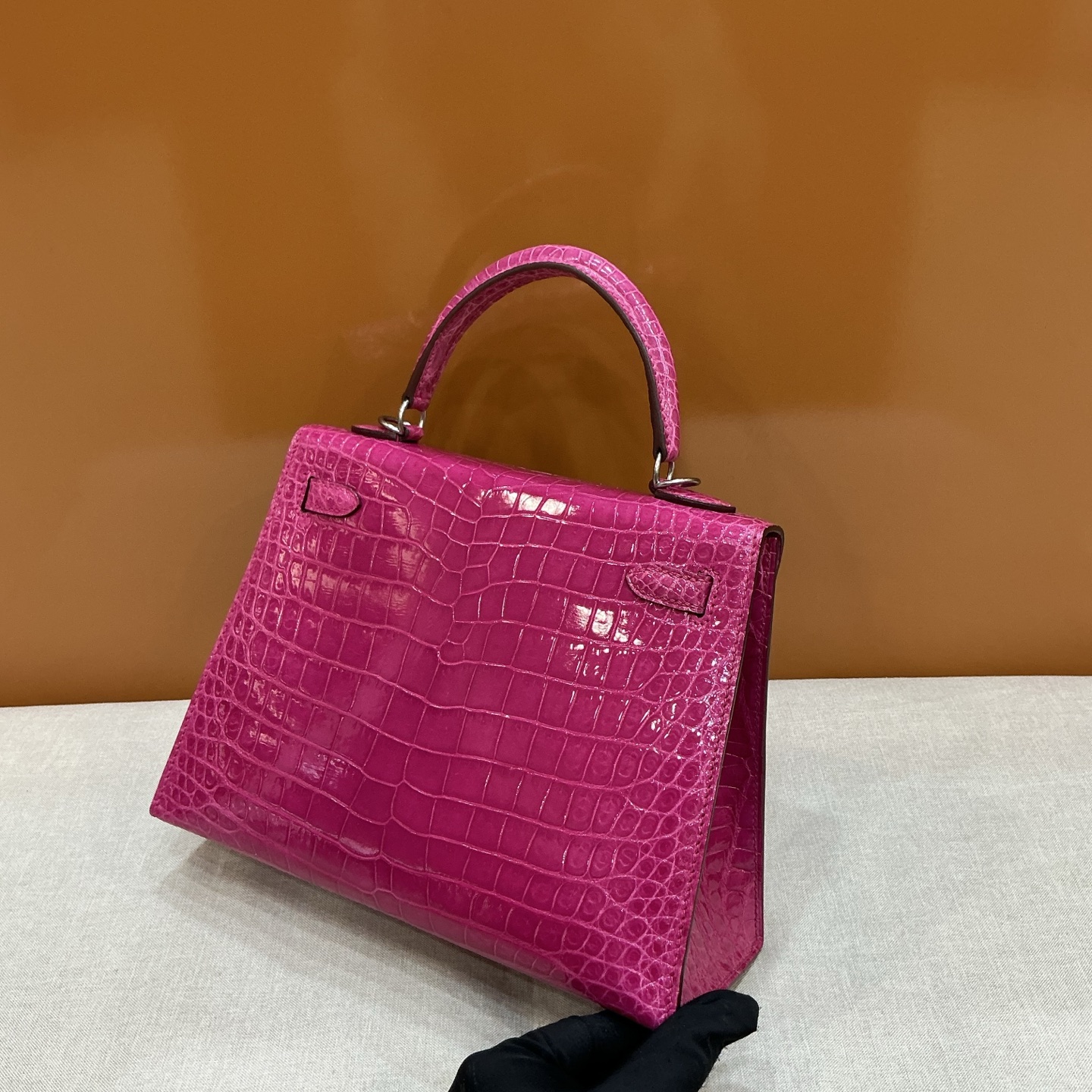 Hermès 高仿 Kelly 玫紅鱷魚紋手提包 時尚亮色精品女包| 18 Hermès 高仿 Kelly 玫紅鱷魚紋手提包 時尚亮色精品女包