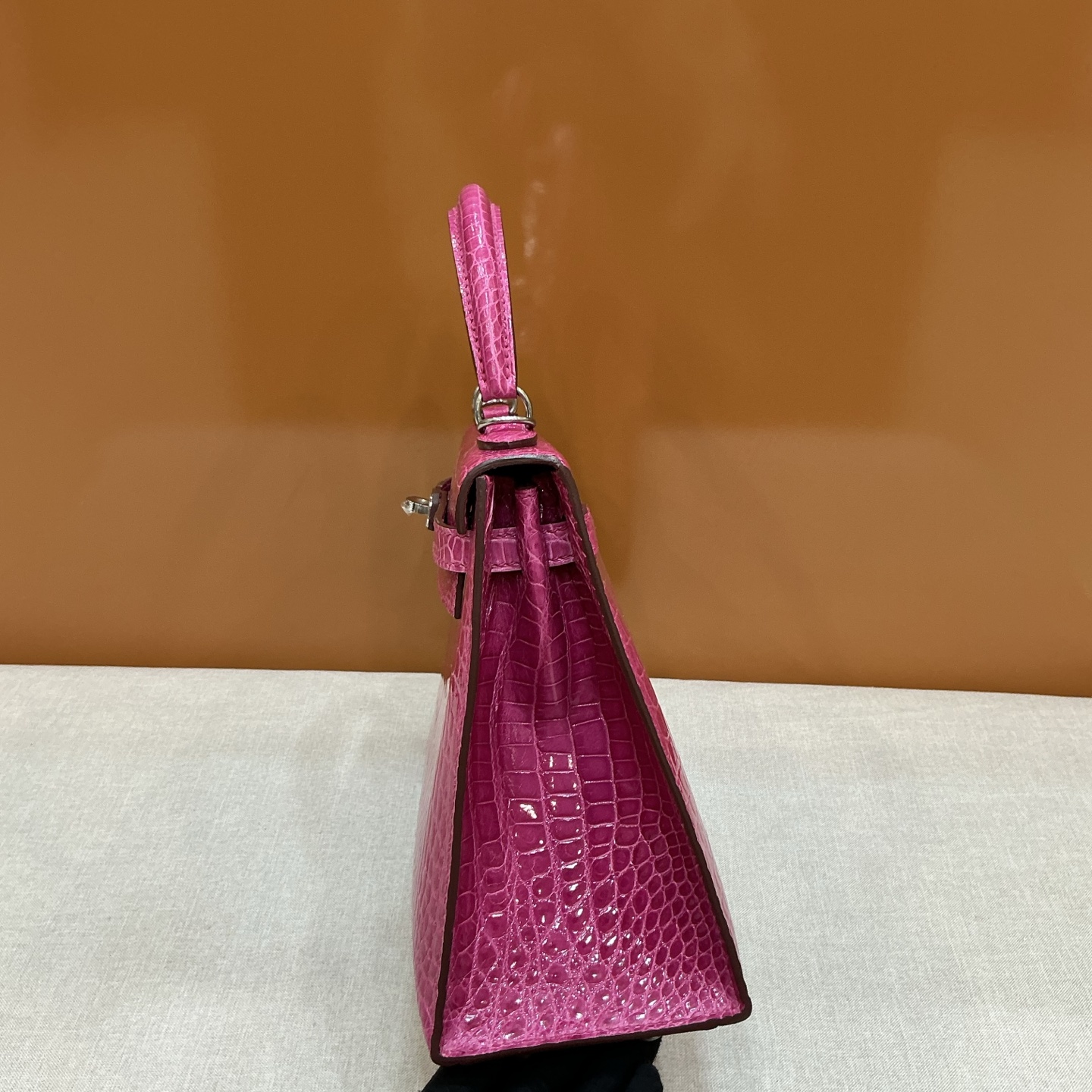 Hermès 高仿 Kelly 玫紅鱷魚紋手提包 時尚亮色精品女包| 16 Hermès 高仿 Kelly 玫紅鱷魚紋手提包 時尚亮色精品女包