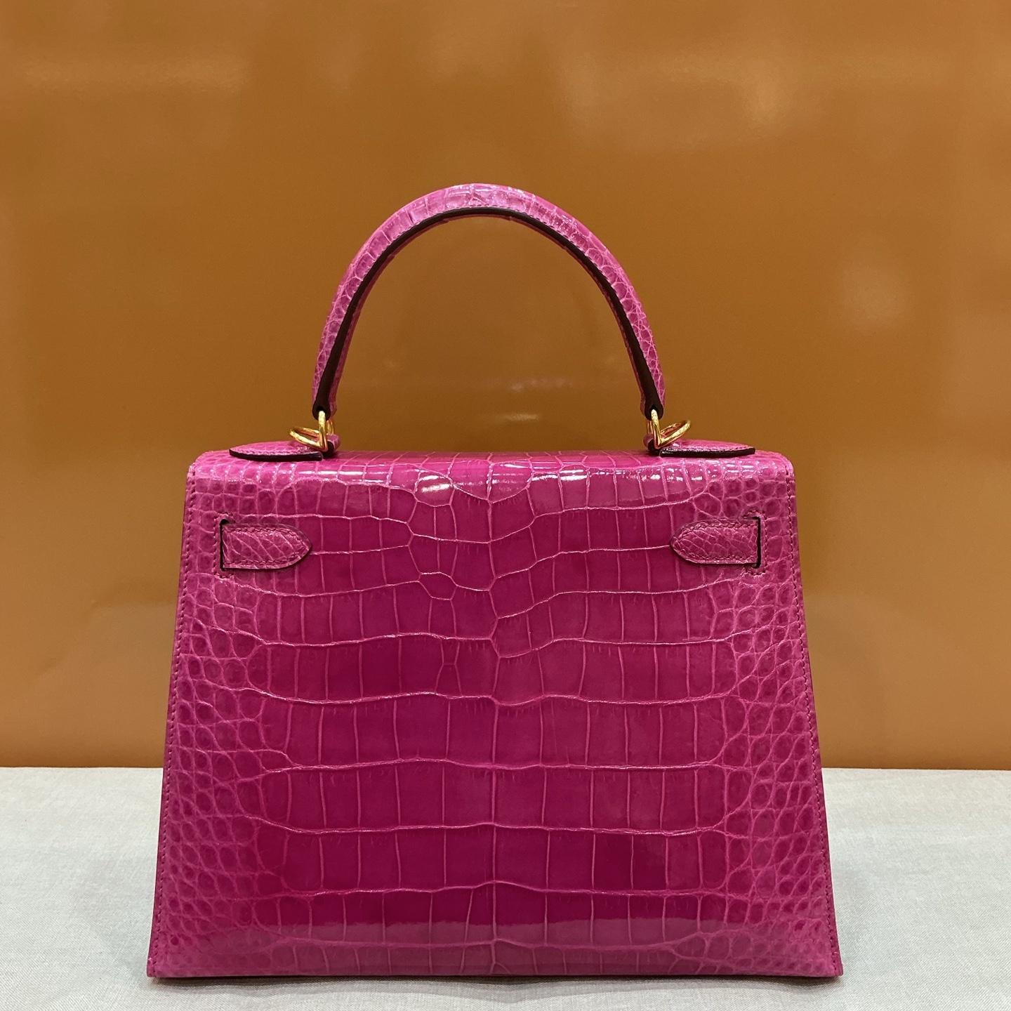 Hermès 高仿 Kelly 玫紅鱷魚紋手提包 時尚亮色精品女包| 14 Hermès 高仿 Kelly 玫紅鱷魚紋手提包 時尚亮色精品女包