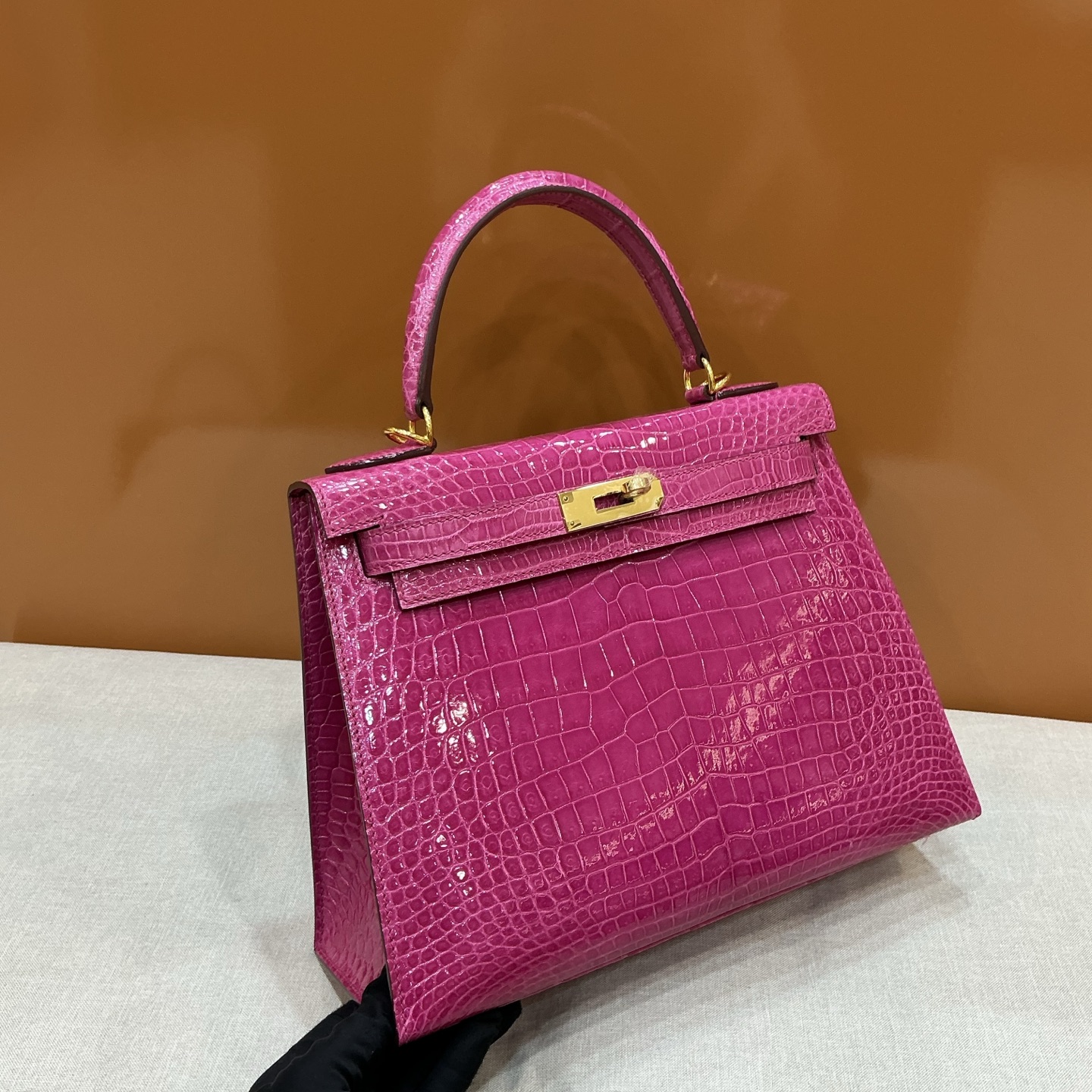 Hermès 高仿 Kelly 玫紅鱷魚紋手提包 時尚亮色精品女包| 13 Hermès 高仿 Kelly 玫紅鱷魚紋手提包 時尚亮色精品女包