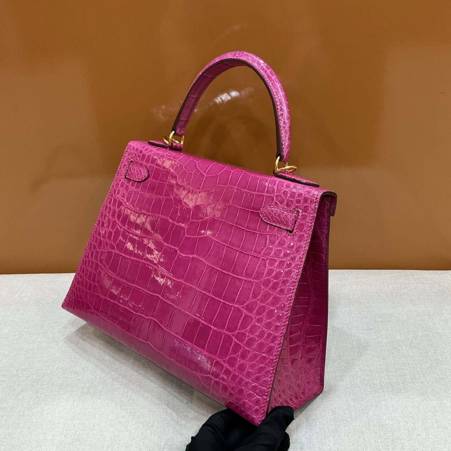 Hermès 高仿 Kelly 玫紅鱷魚紋手提包 時尚亮色精品女包| 12 Hermès 高仿 Kelly 玫紅鱷魚紋手提包 時尚亮色精品女包