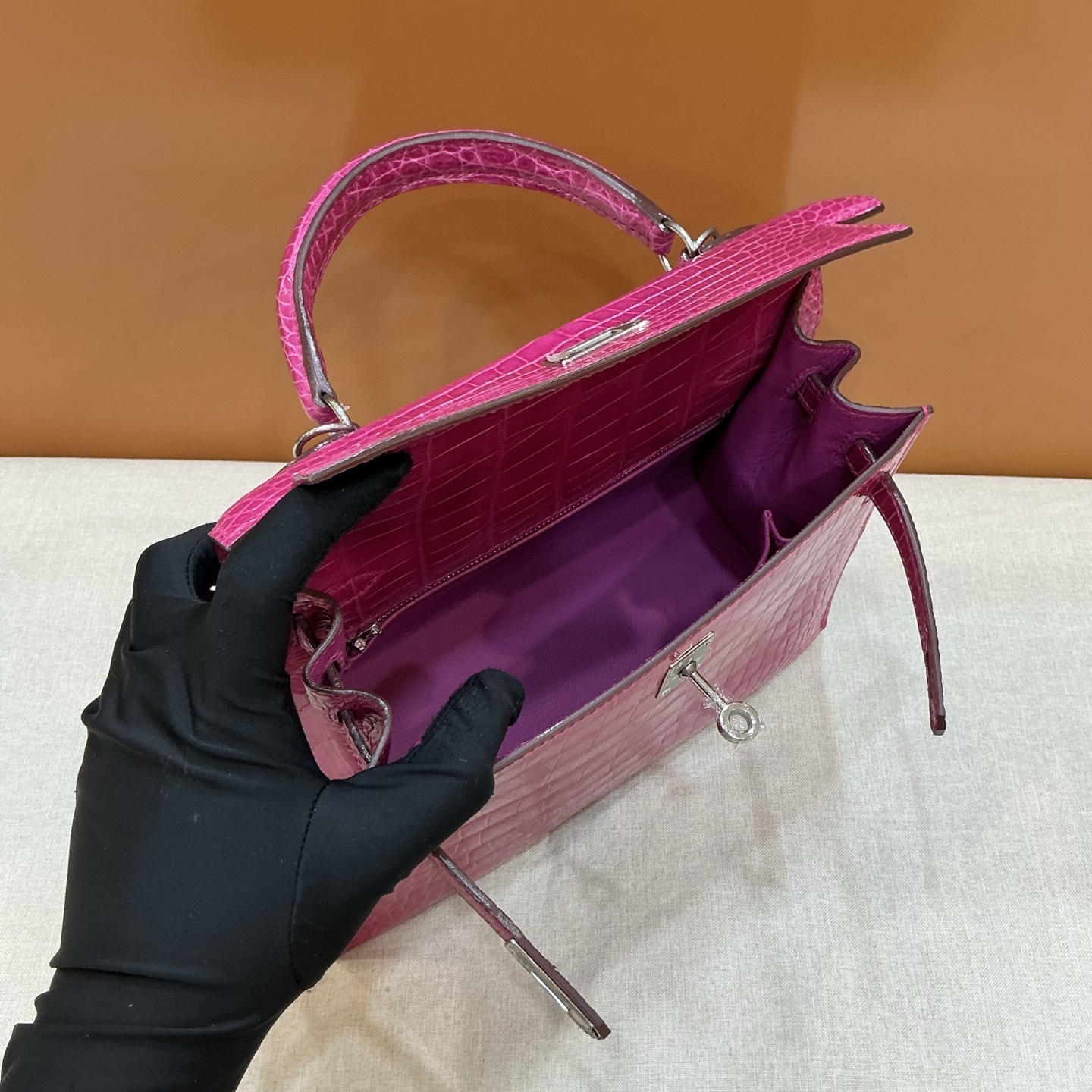 Hermès 高仿 Kelly 玫紅鱷魚紋手提包 時尚亮色精品女包| 11 Hermès 高仿 Kelly 玫紅鱷魚紋手提包 時尚亮色精品女包