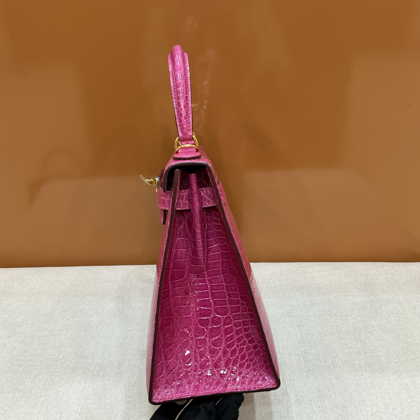 Hermès 高仿 Kelly 玫紅鱷魚紋手提包 時尚亮色精品女包| 10 Hermès 高仿 Kelly 玫紅鱷魚紋手提包 時尚亮色精品女包