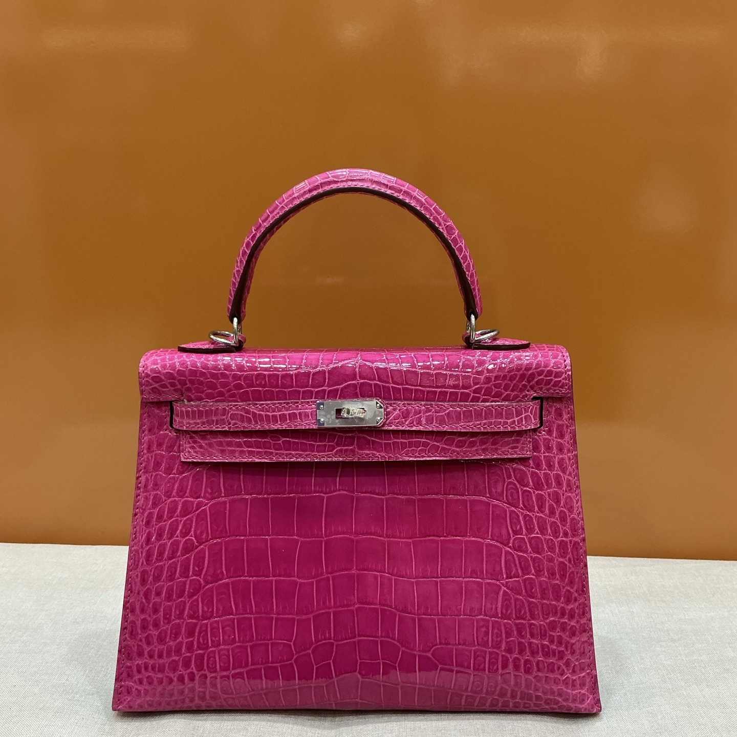 Hermès 高仿 Kelly 玫紅鱷魚紋手提包 時尚亮色精品女包| 8 Hermès 高仿 Kelly 玫紅鱷魚紋手提包 時尚亮色精品女包