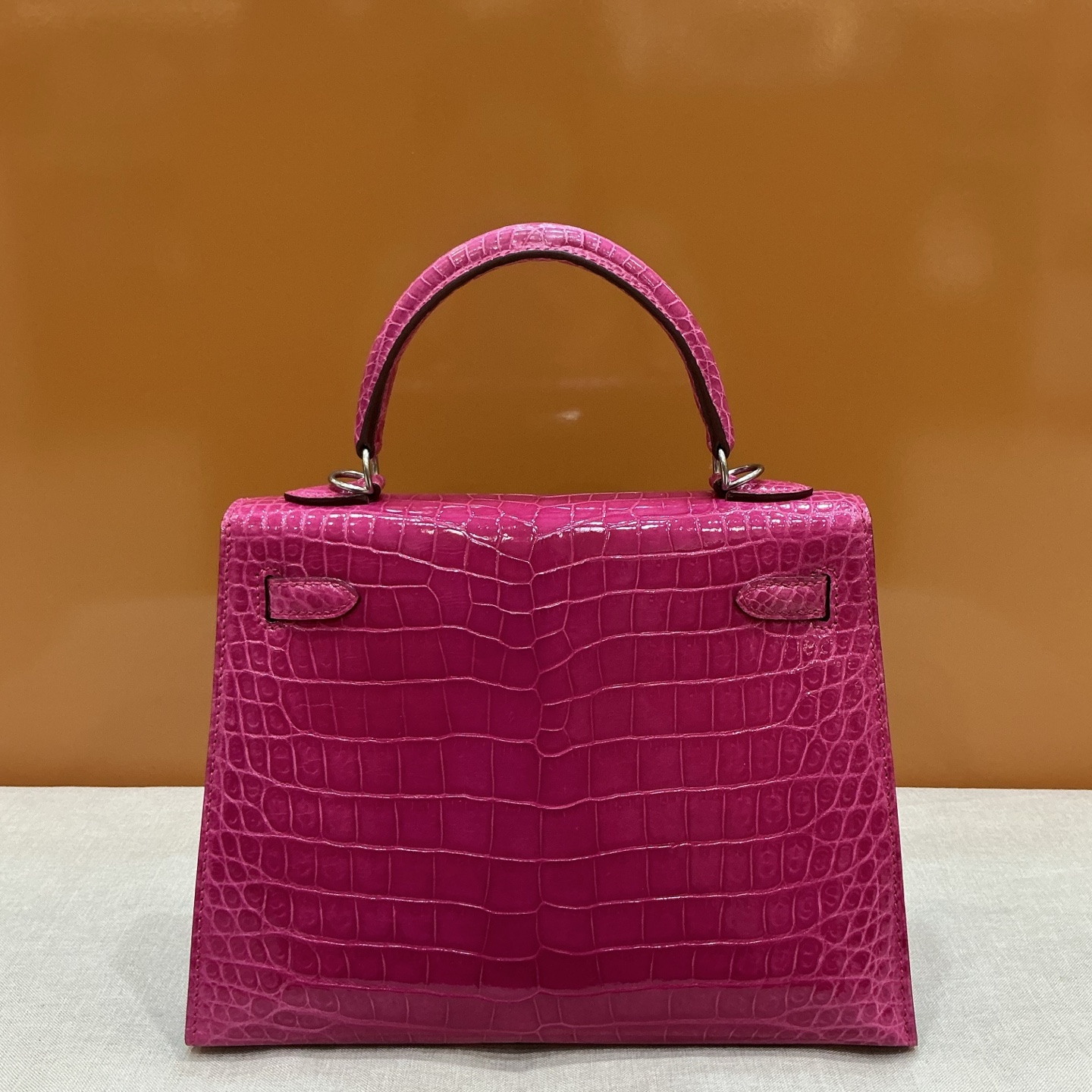 Hermès 高仿 Kelly 玫紅鱷魚紋手提包 時尚亮色精品女包| 7 Hermès 高仿 Kelly 玫紅鱷魚紋手提包 時尚亮色精品女包
