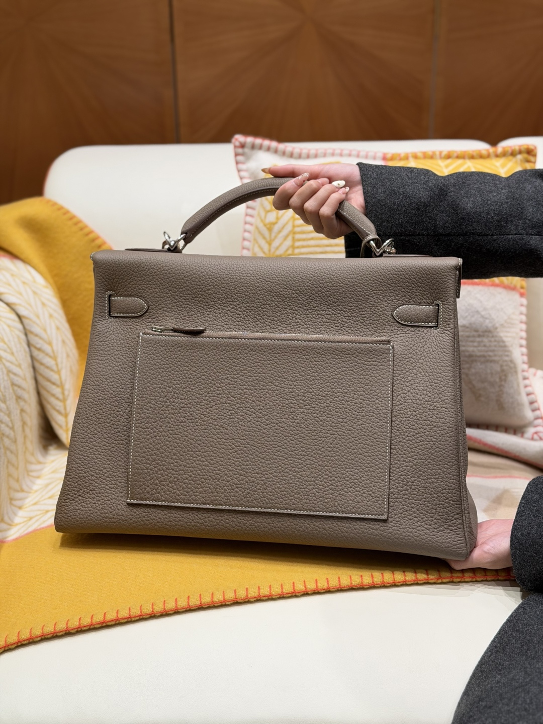 Hermès 高仿 Kelly 灰色荔枝紋手提包 高級質感精品女包| 14 Hermès 高仿 Kelly 灰色荔枝紋手提包 高級質感精品女包