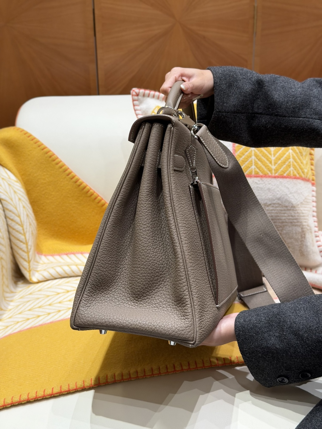 Hermès 高仿 Kelly 灰色荔枝紋手提包 高級質感精品女包| 13 Hermès 高仿 Kelly 灰色荔枝紋手提包 高級質感精品女包