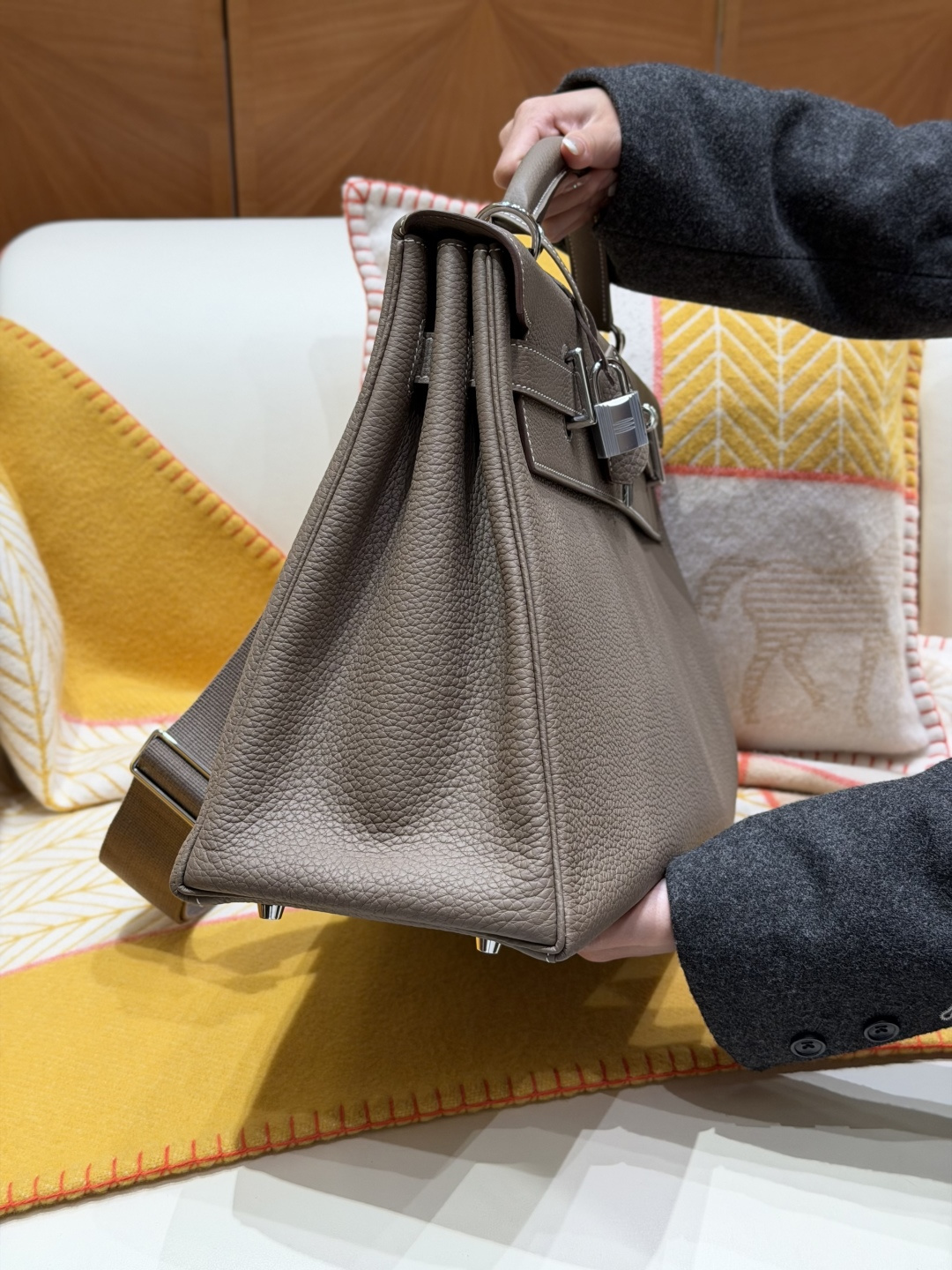 Hermès 高仿 Kelly 灰色荔枝紋手提包 高級質感精品女包| 12 Hermès 高仿 Kelly 灰色荔枝紋手提包 高級質感精品女包