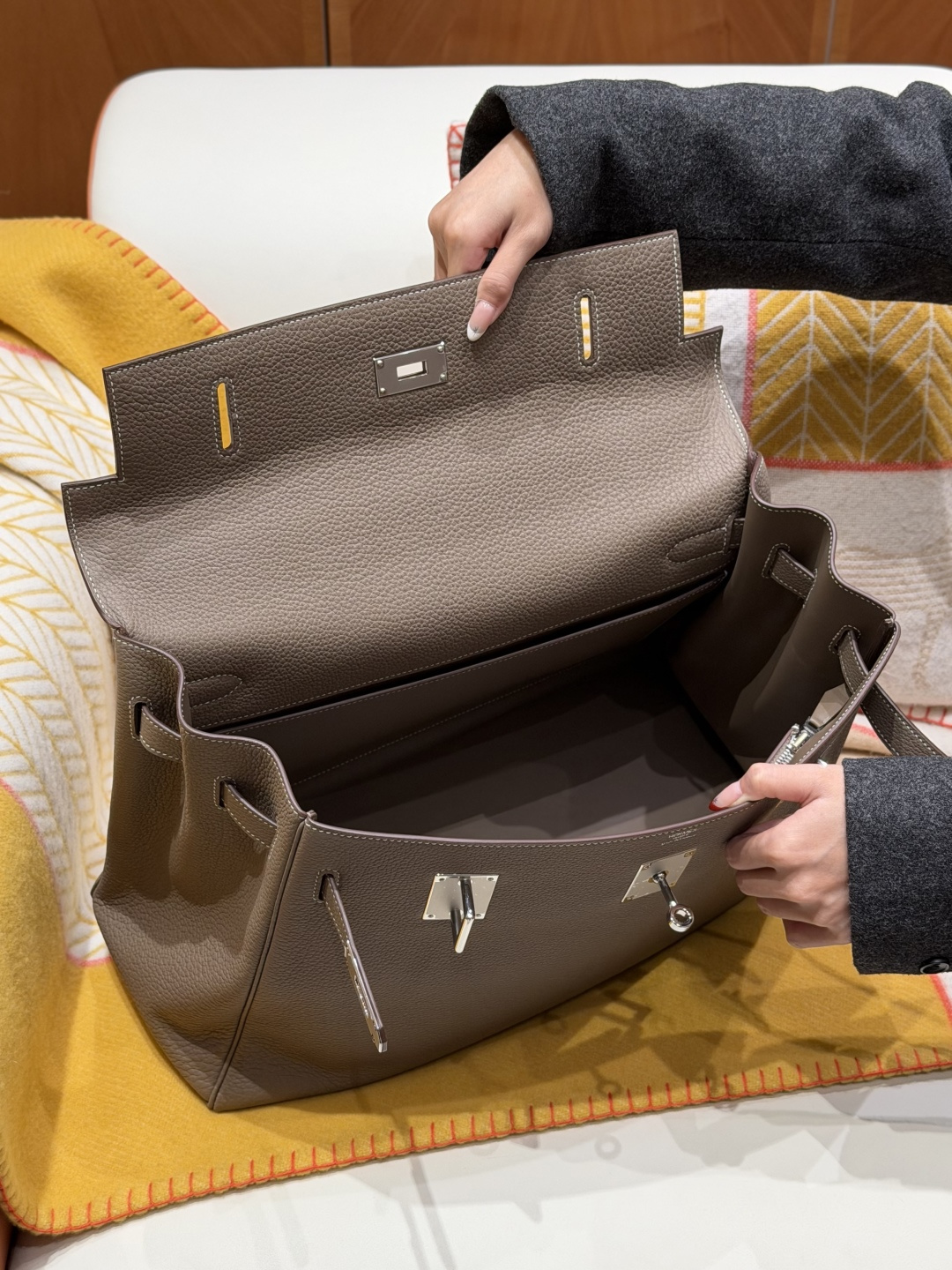 Hermès 高仿 Kelly 灰色荔枝紋手提包 高級質感精品女包| 10 Hermès 高仿 Kelly 灰色荔枝紋手提包 高級質感精品女包