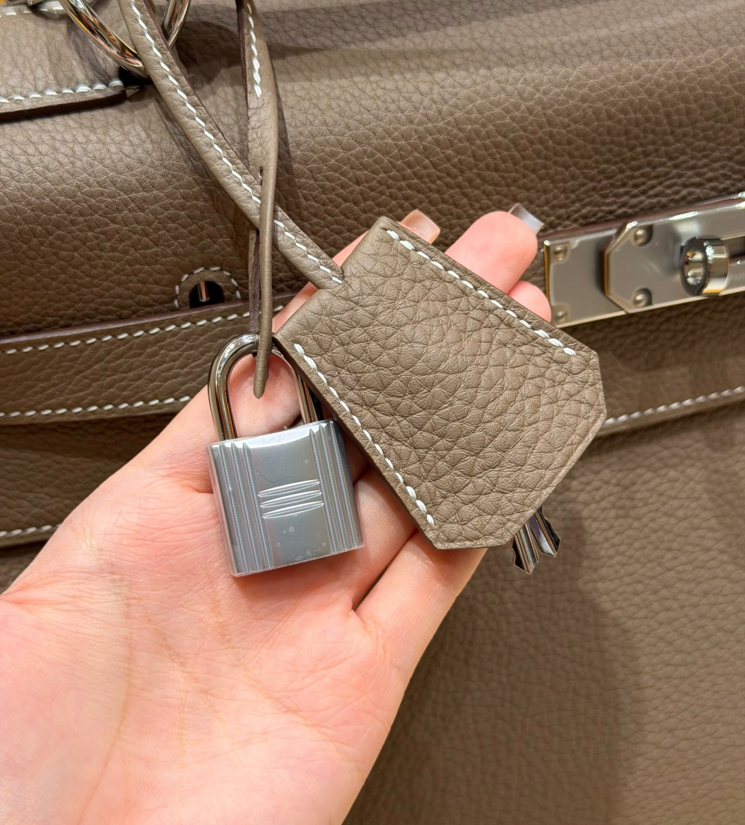 Hermès 高仿 Kelly 灰色荔枝紋手提包 高級質感精品女包| 7 Hermès 高仿 Kelly 灰色荔枝紋手提包 高級質感精品女包