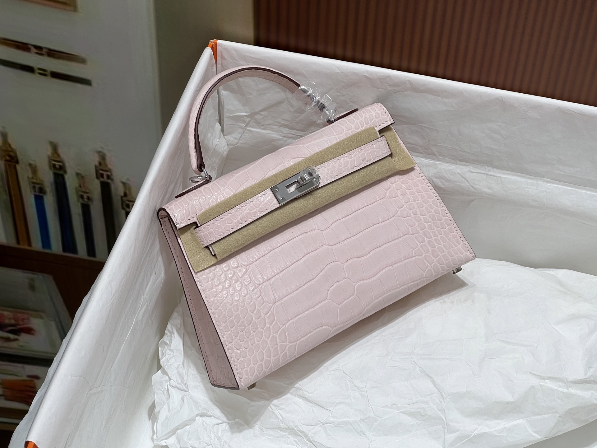 Hermès 高仿 Kelly 粉色鱷魚紋手提包 小尺寸甜美精品女包| 14 Hermès 高仿 Kelly 粉色鱷魚紋手提包 小尺寸甜美精品女包
