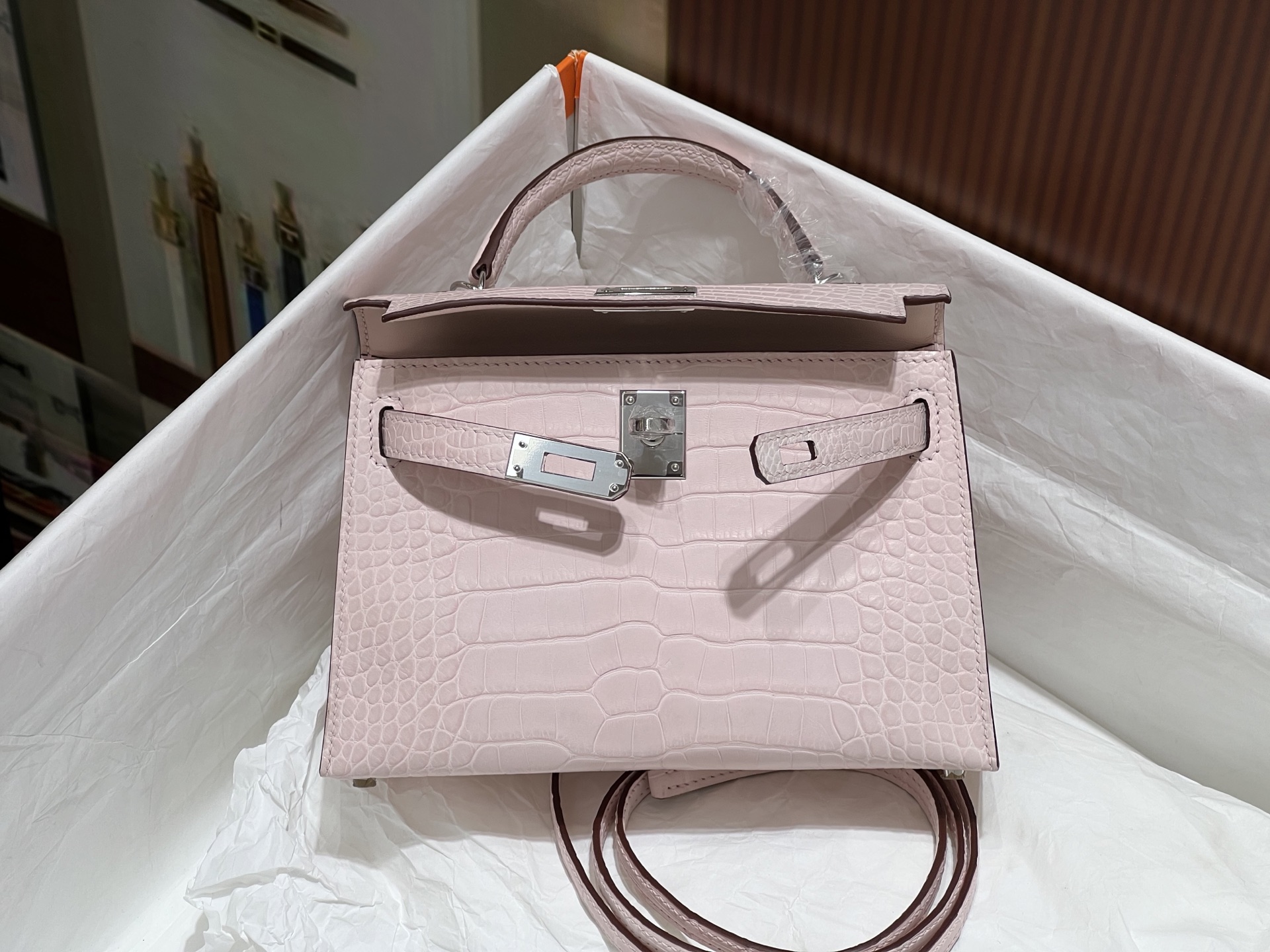 Hermès 高仿 Kelly 粉色鱷魚紋手提包 小尺寸甜美精品女包| 10 Hermès 高仿 Kelly 粉色鱷魚紋手提包 小尺寸甜美精品女包