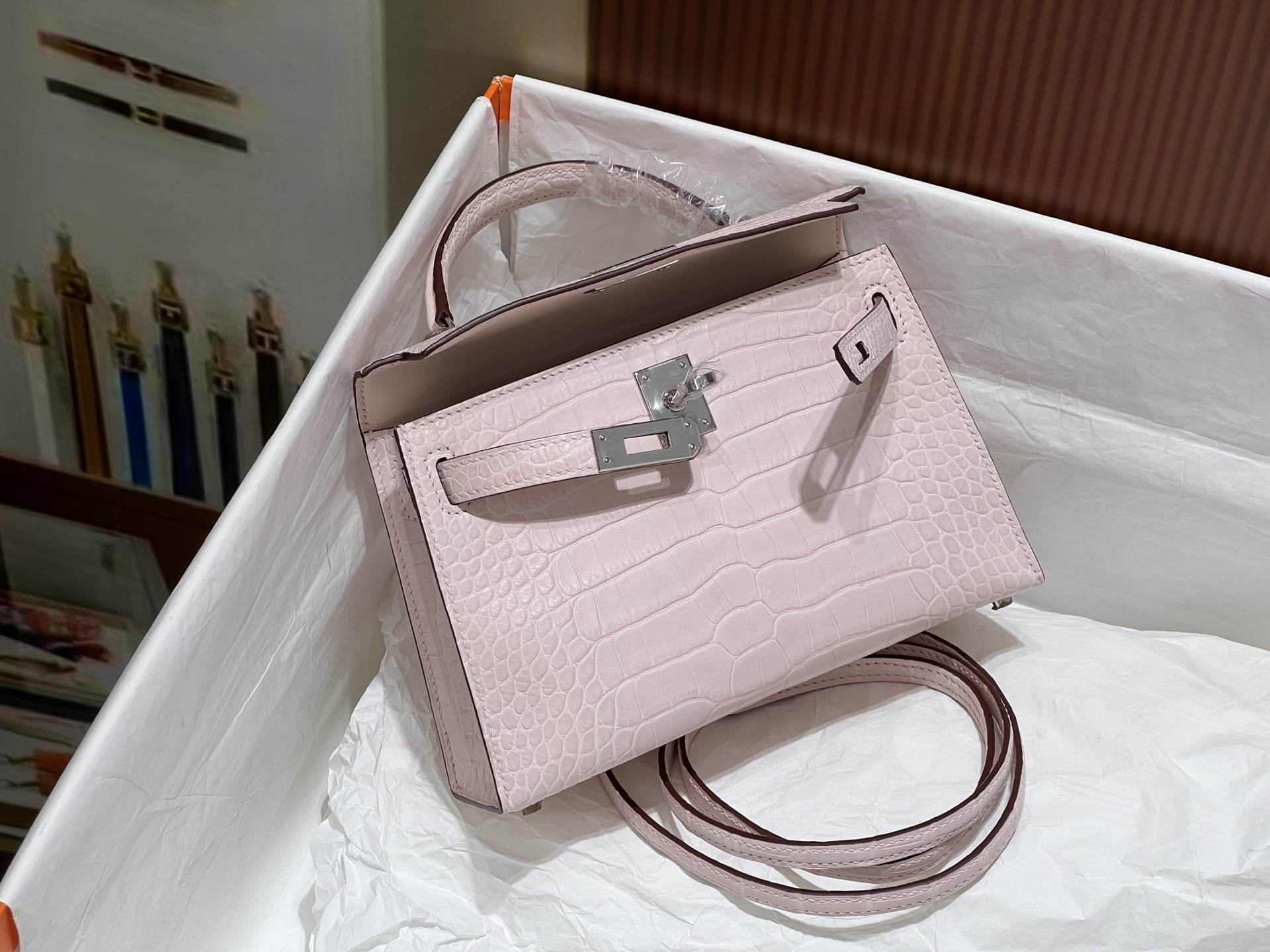 Hermès 高仿 Kelly 粉色鱷魚紋手提包 小尺寸甜美精品女包| 9 Hermès 高仿 Kelly 粉色鱷魚紋手提包 小尺寸甜美精品女包