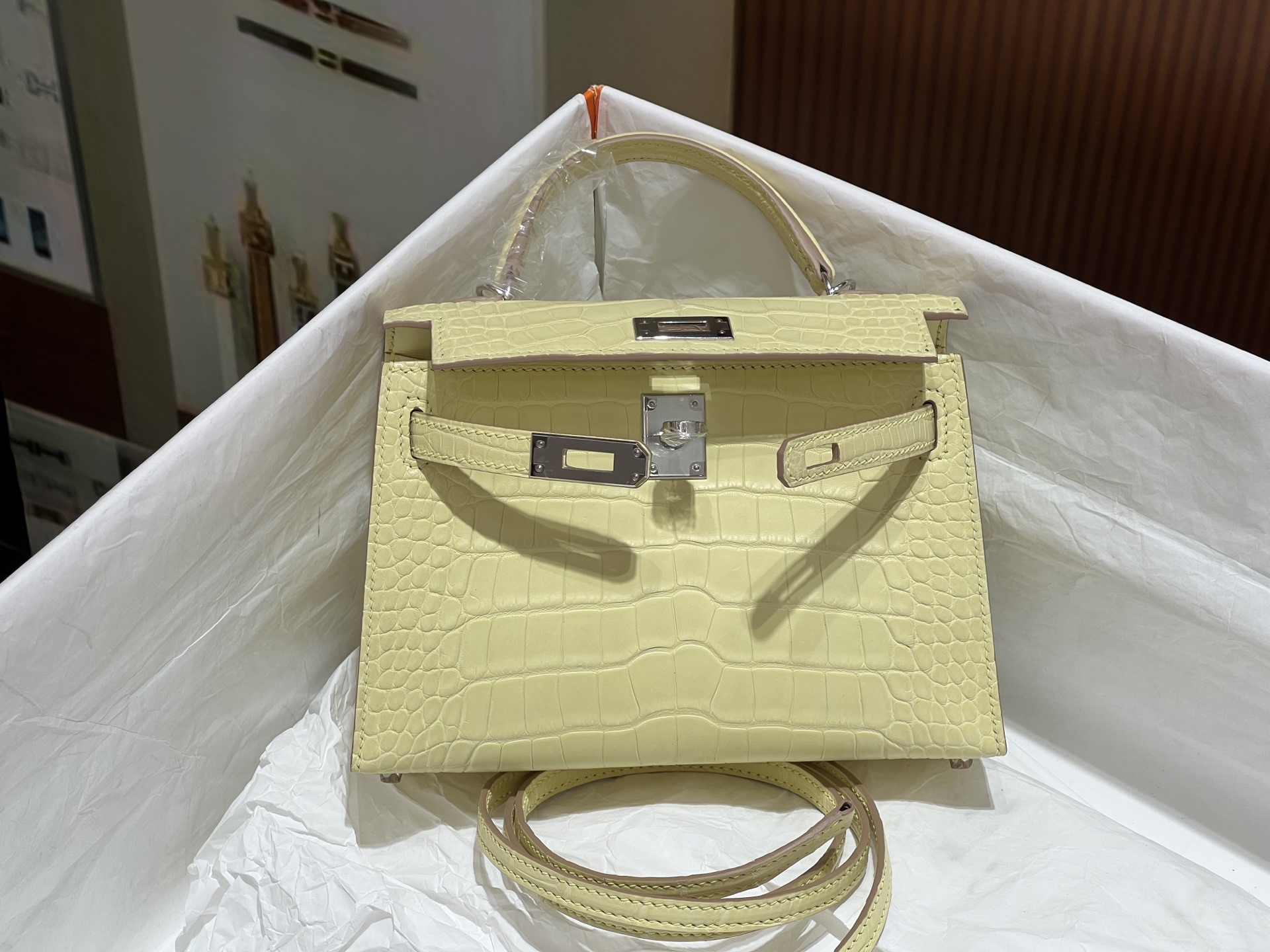 Hermès 高仿 Kelly Pochette 淡黃色鱷魚紋手提包 高級甜奶油色迷你包| 11 Hermès 高仿 Kelly Pochette 淡黃色鱷魚紋手提包 高級甜奶油色迷你包