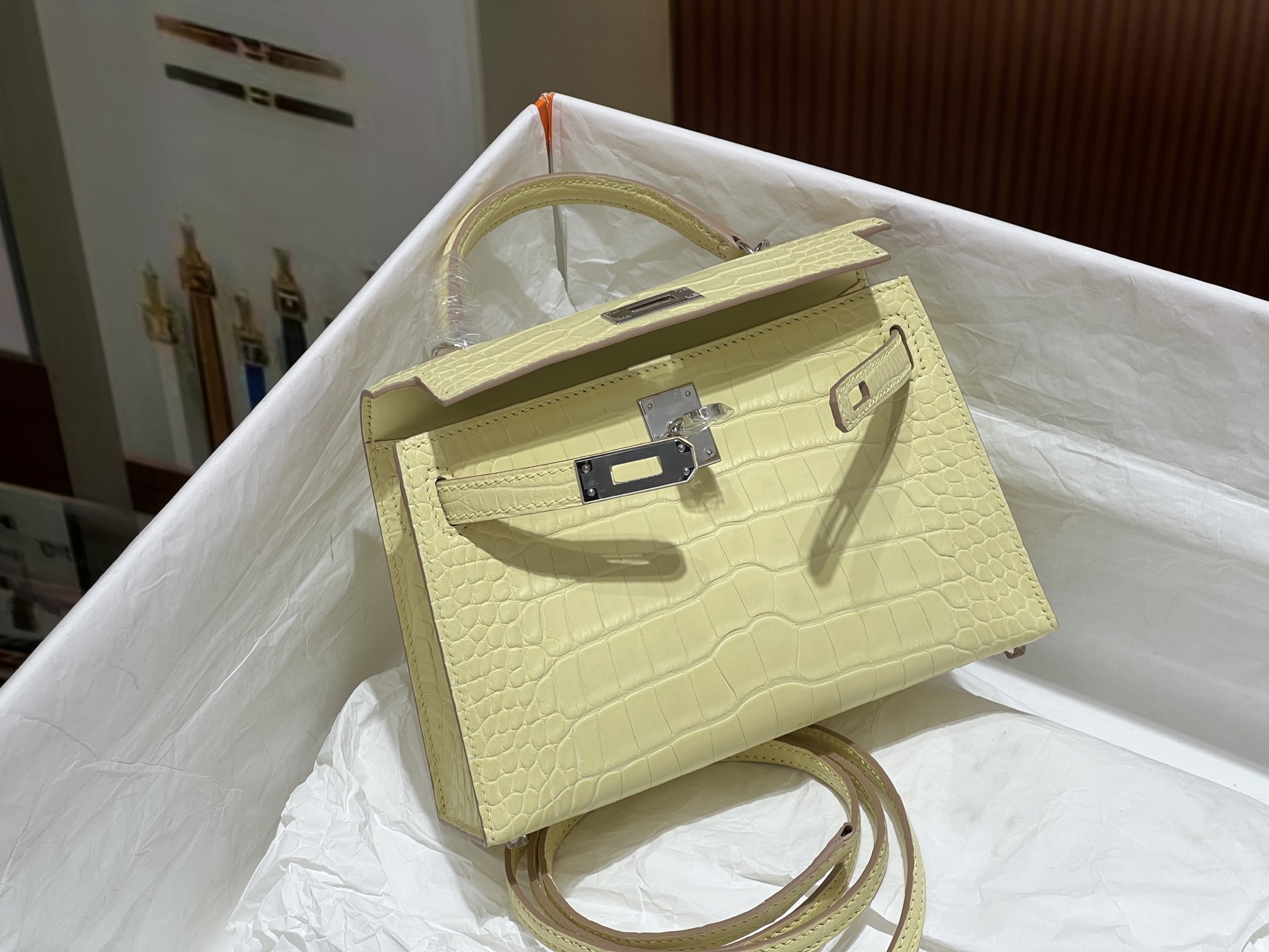 Hermès 高仿 Kelly Pochette 淡黃色鱷魚紋手提包 高級甜奶油色迷你包| 10 Hermès 高仿 Kelly Pochette 淡黃色鱷魚紋手提包 高級甜奶油色迷你包