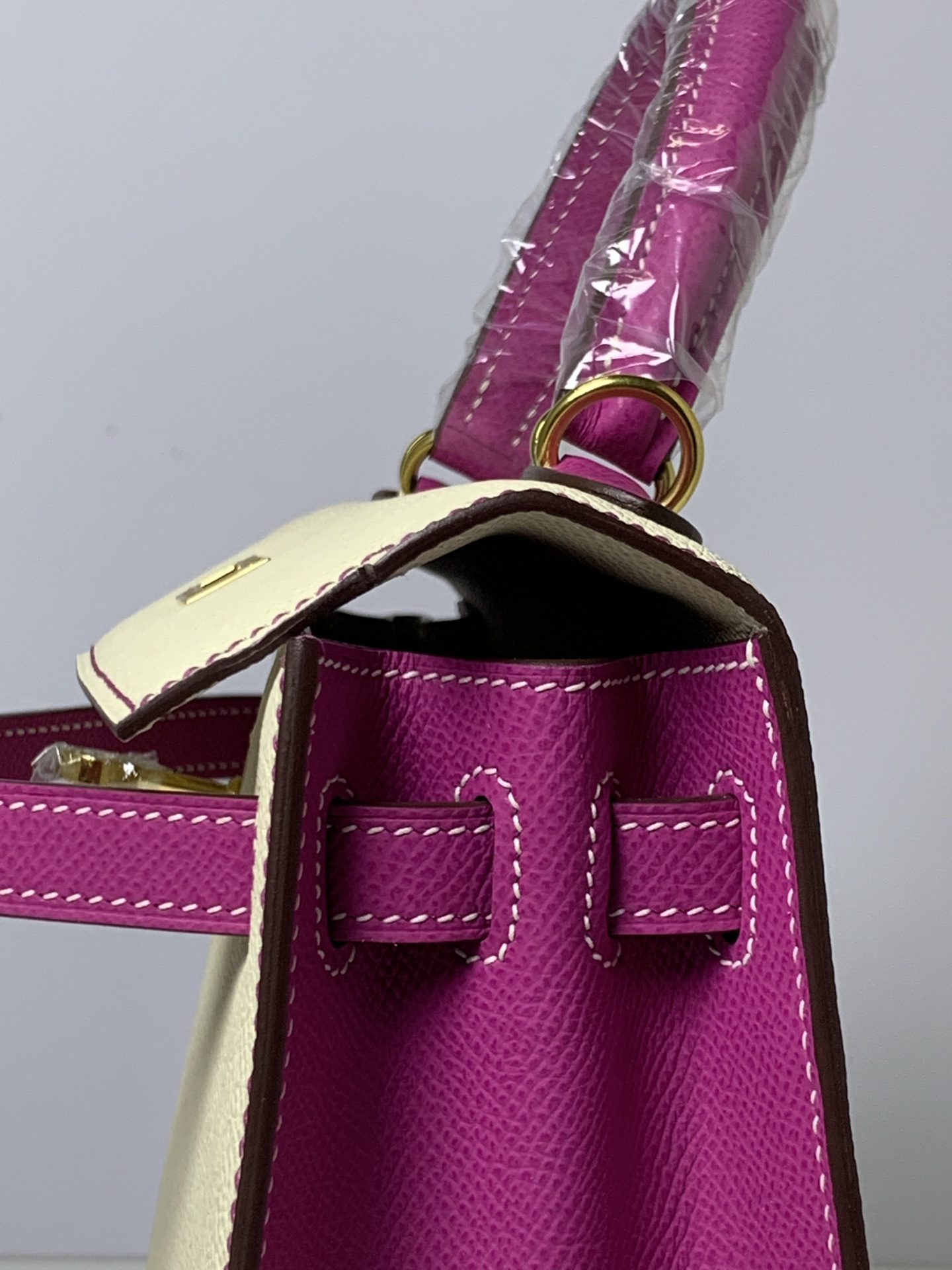 一比一 Hermes Kelly 25 奶白拼玫紅配色手提包 優雅精品女包| 9 一比一 Hermes Kelly 25 奶白拼玫紅配色手提包 優雅精品女包