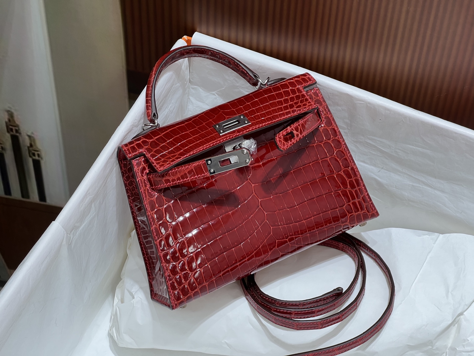 Hermès 一比一 Kelly Pochette 紅色亮面鱷魚紋手提包 高端宴會精品迷你包| 10 Hermès 一比一 Kelly Pochette 紅色亮面鱷魚紋手提包 高端宴會精品迷你包