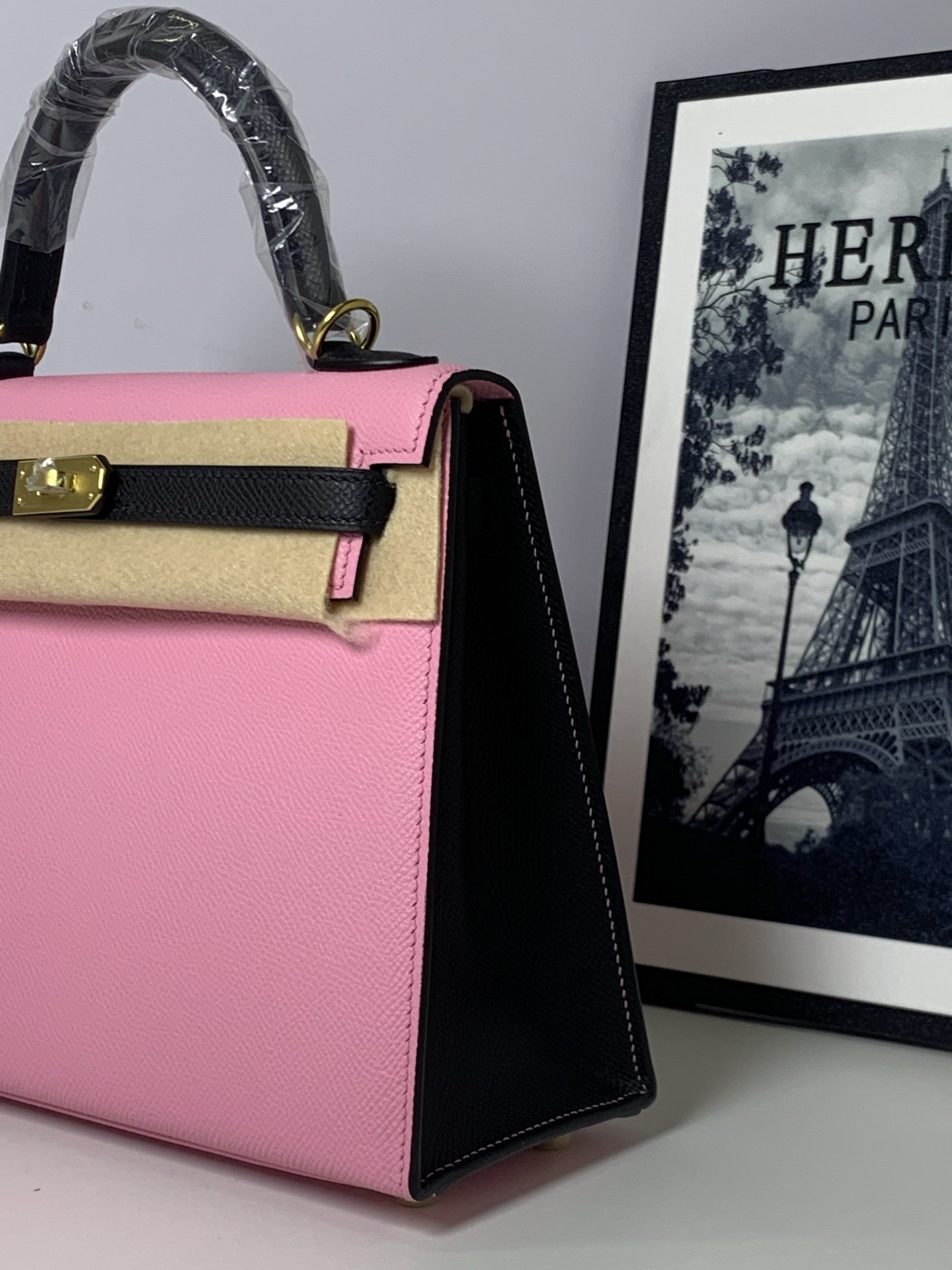高仿 Hermes Kelly 25 粉色拼黑鎖帶手提包 時尚甜美女包| 12 高仿 Hermes Kelly 25 粉色拼黑鎖帶手提包 時尚甜美女包