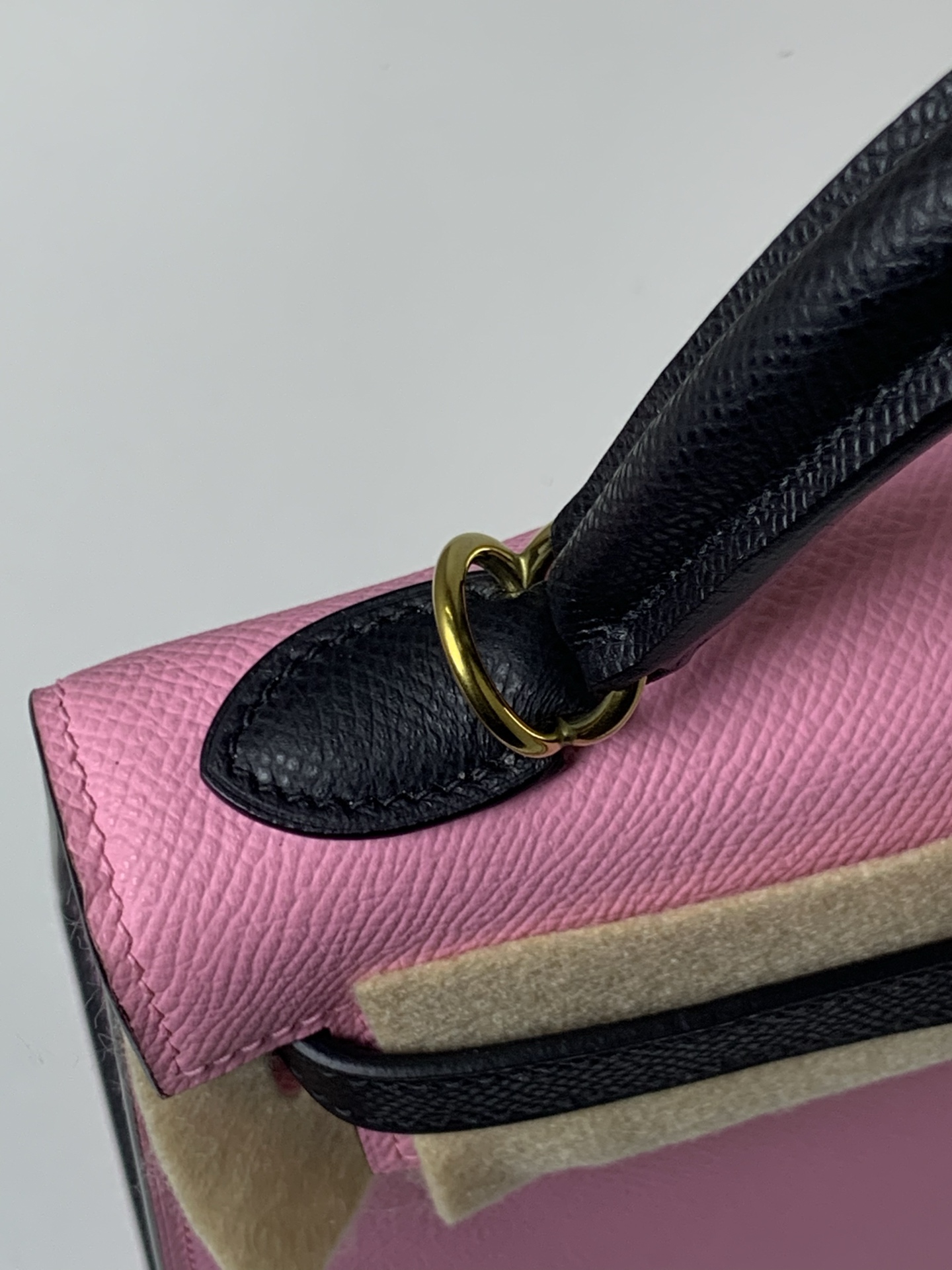 高仿 Hermes Kelly 25 粉色拼黑鎖帶手提包 時尚甜美女包| 10 高仿 Hermes Kelly 25 粉色拼黑鎖帶手提包 時尚甜美女包