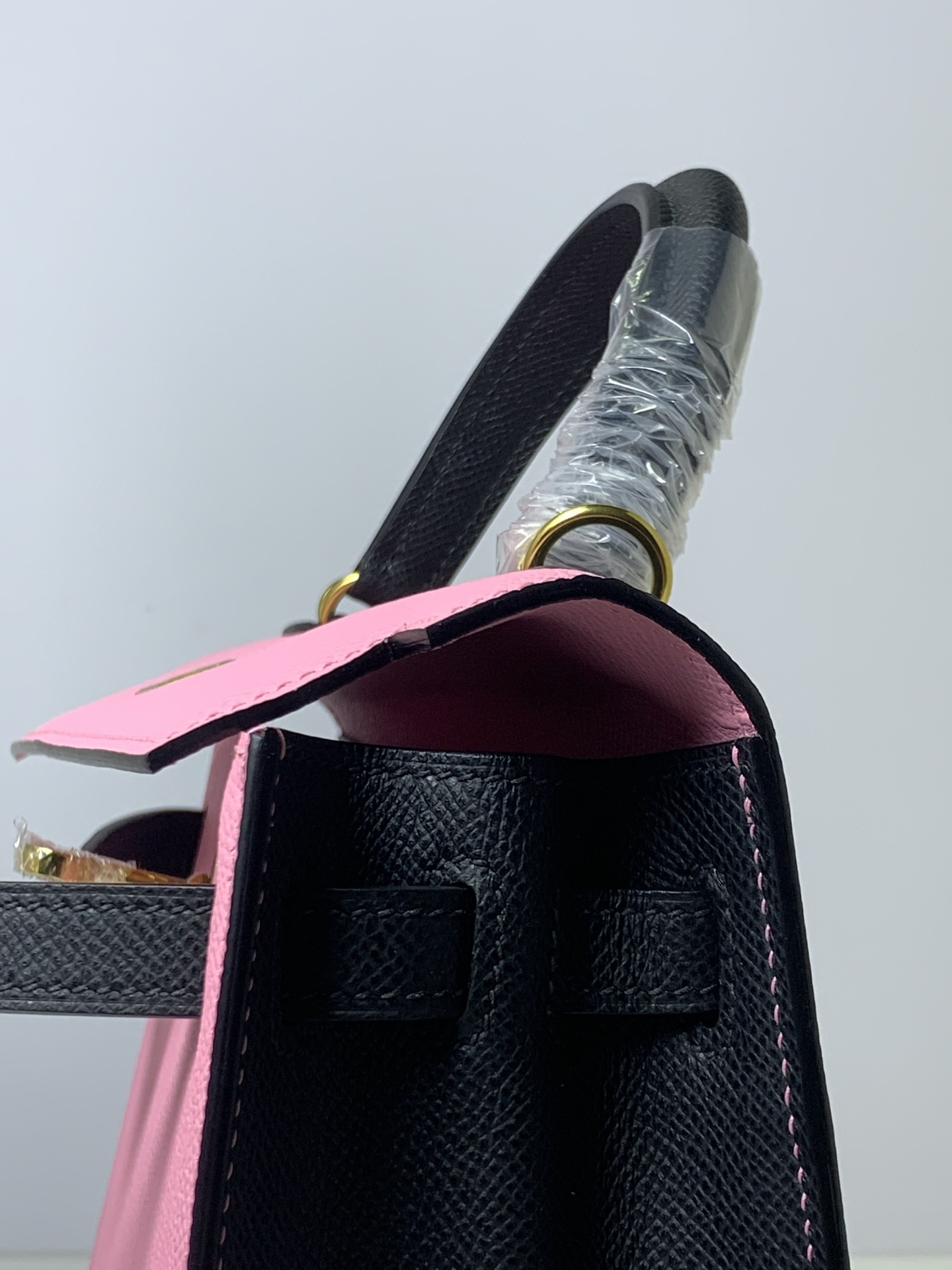 高仿 Hermes Kelly 25 粉色拼黑鎖帶手提包 時尚甜美女包| 9 高仿 Hermes Kelly 25 粉色拼黑鎖帶手提包 時尚甜美女包
