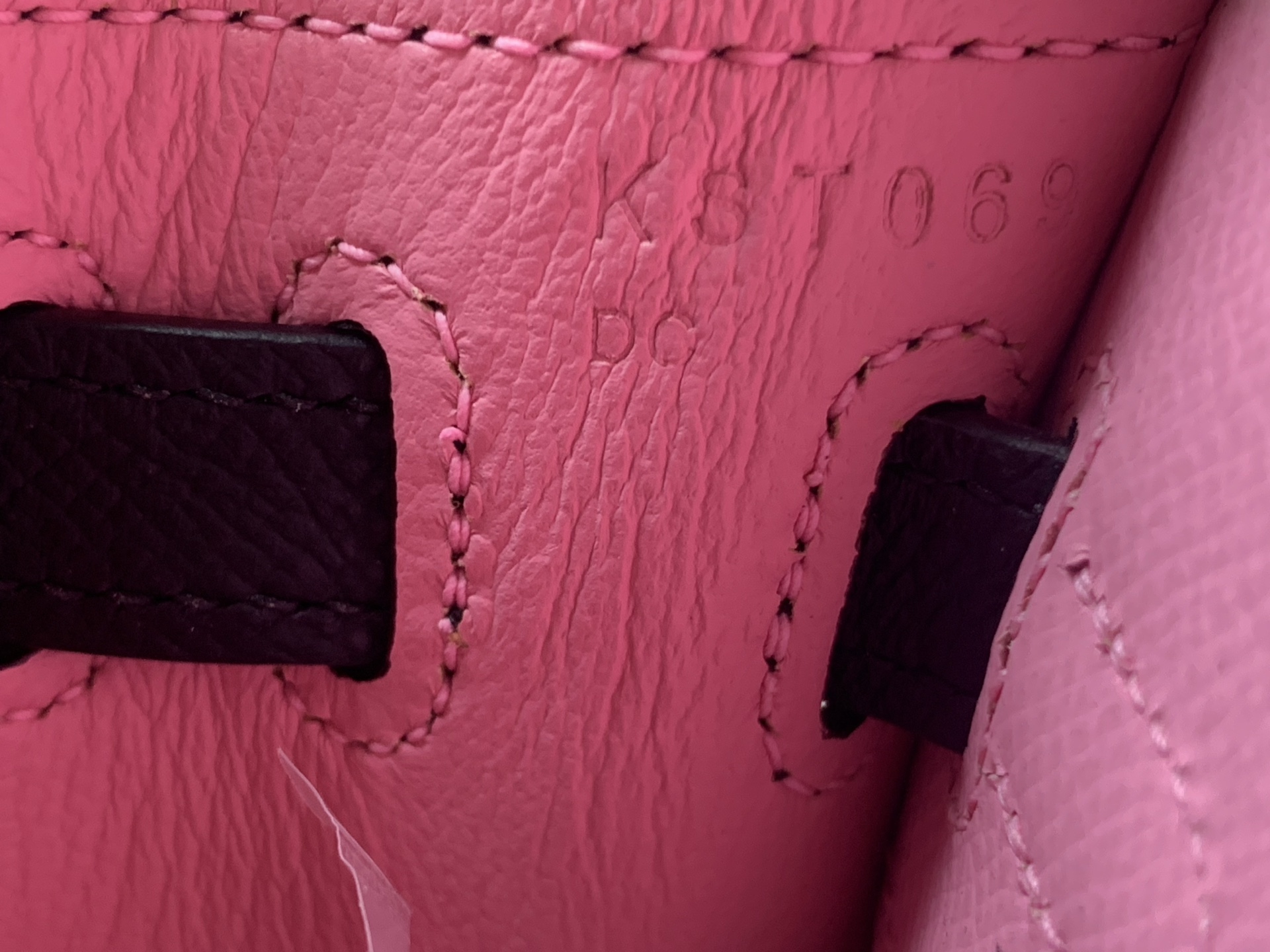高仿 Hermes Kelly 25 粉色拼黑鎖帶手提包 時尚甜美女包| 7 高仿 Hermes Kelly 25 粉色拼黑鎖帶手提包 時尚甜美女包