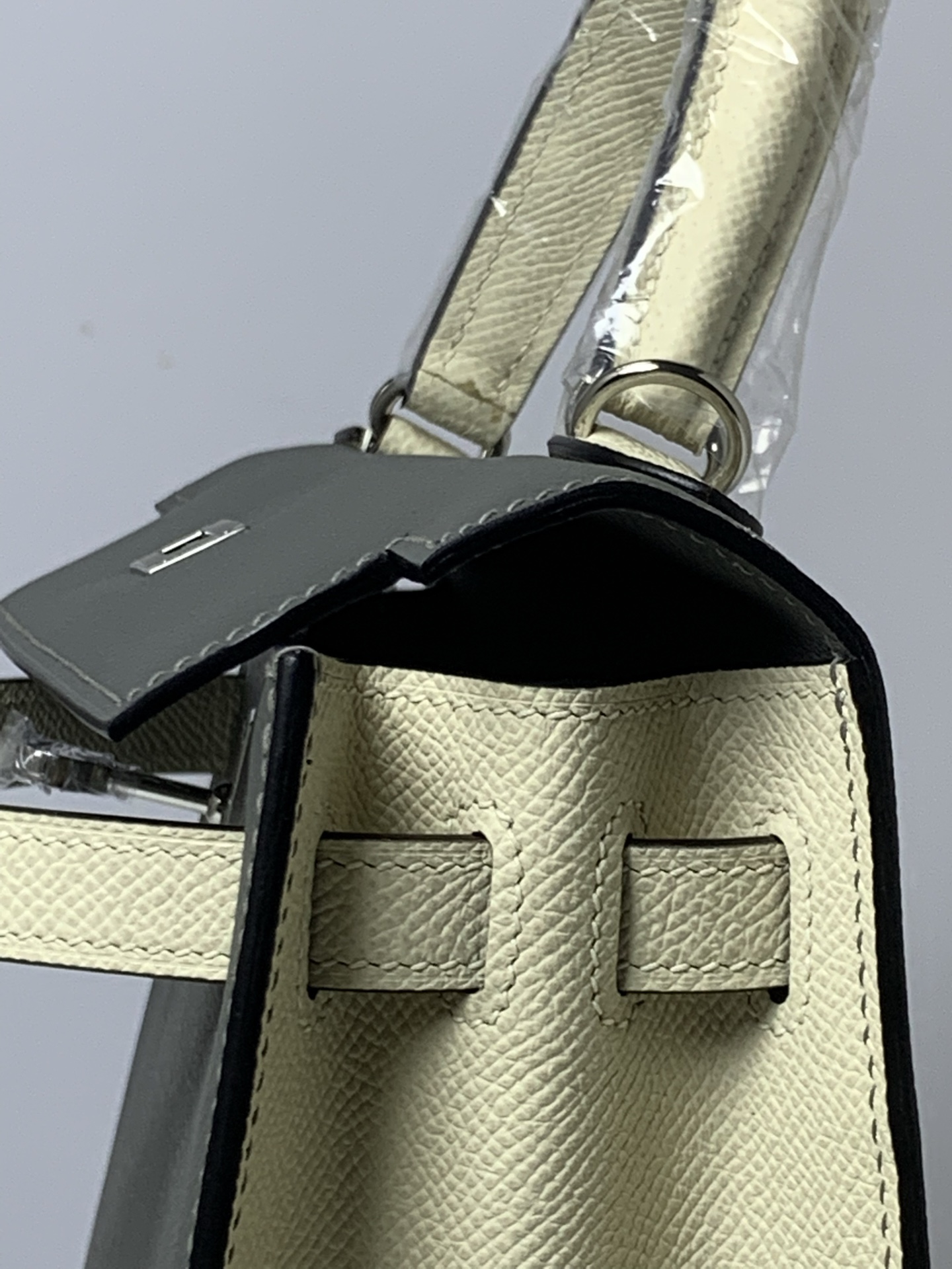 高仿 Hermes Kelly 25 奶白拼亮粉手提包 高級感時尚女包| 9 高仿 Hermes Kelly 25 奶白拼亮粉手提包 高級感時尚女包