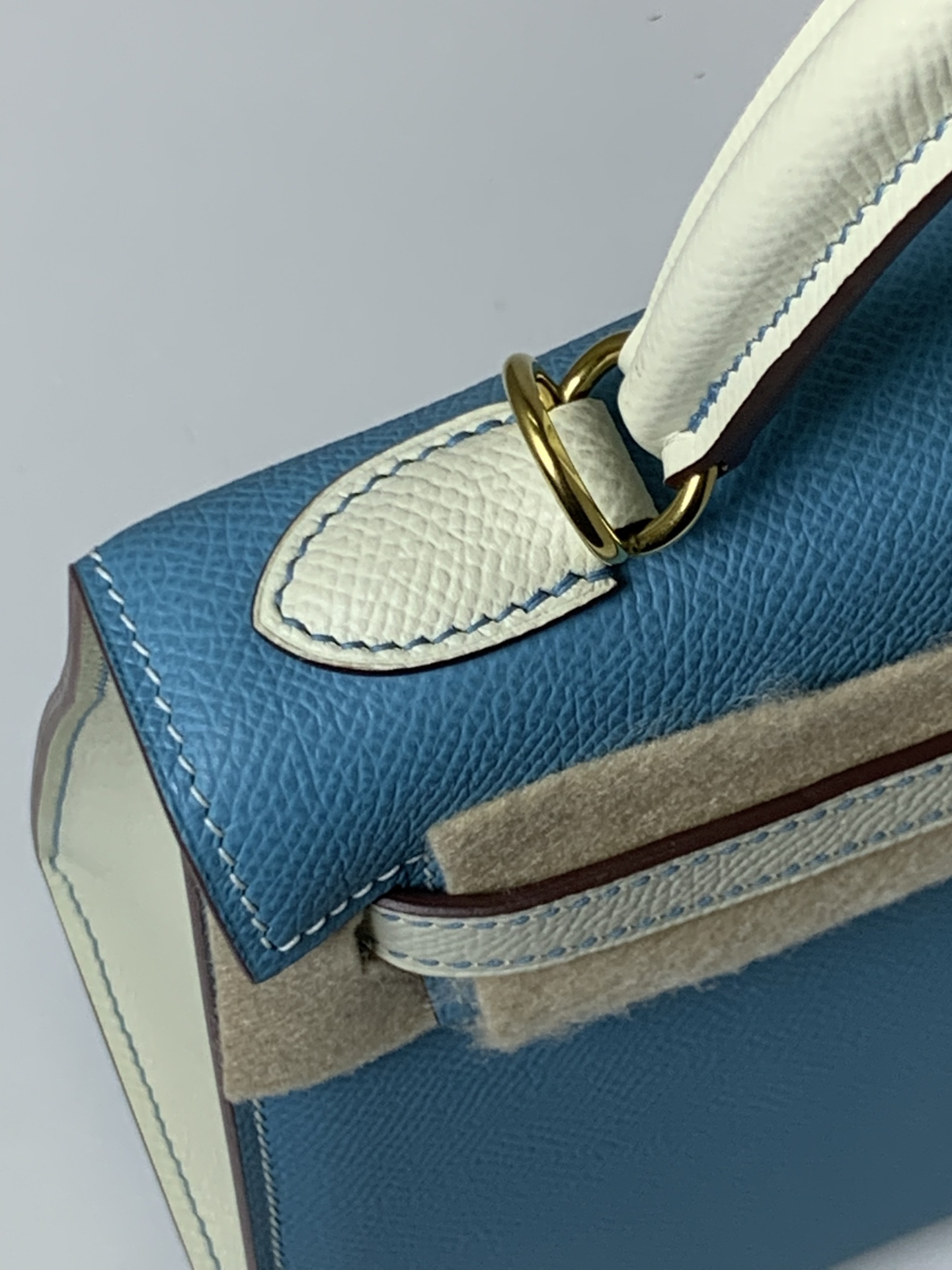 高仿 Hermes Kelly 25 奶油白拼藍色手提包 氣質優雅女包| 10 高仿 Hermes Kelly 25 奶油白拼藍色手提包 氣質優雅女包