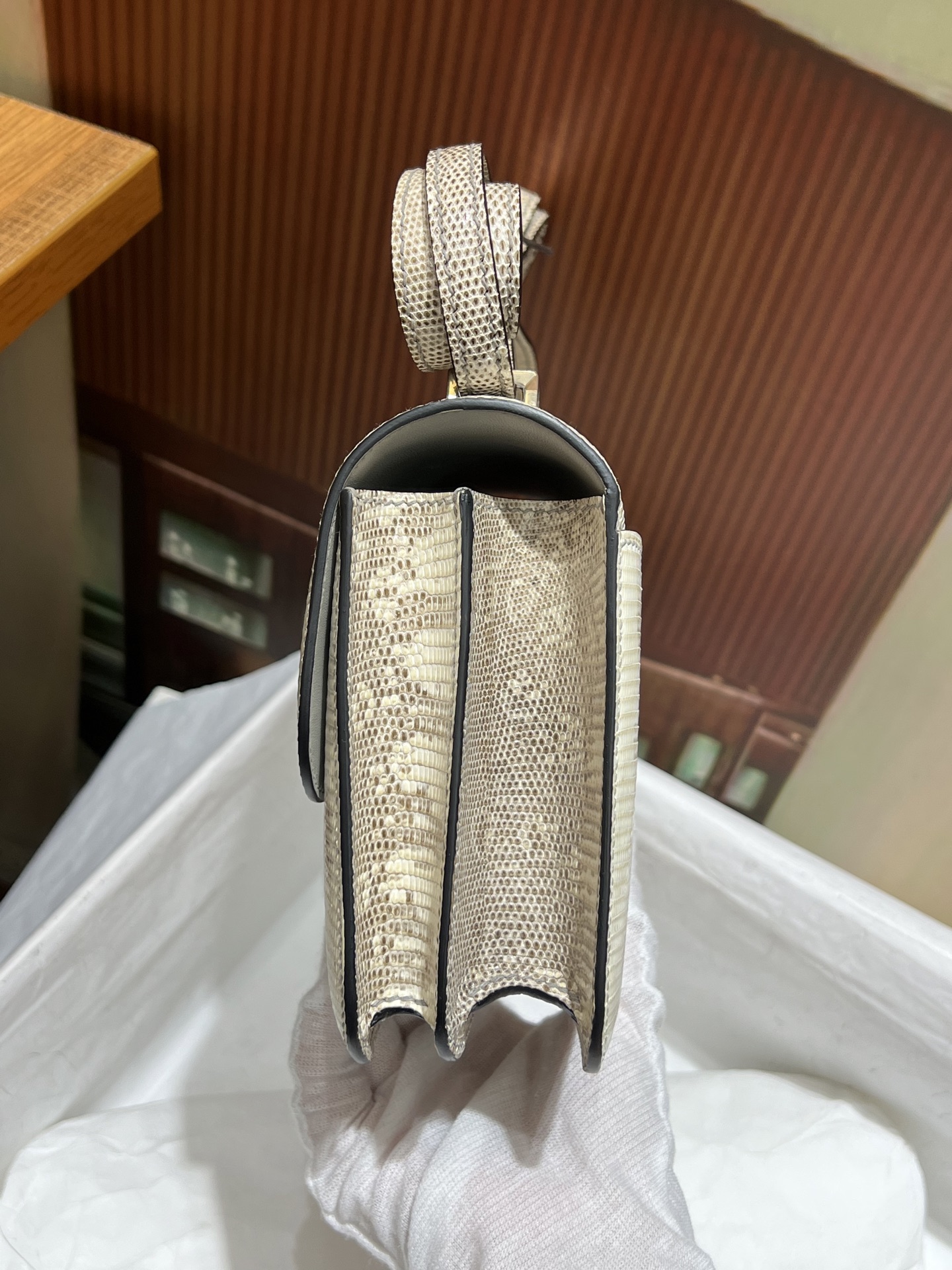 Hermes 原單 女款 Constance 蜥蜴紋银扣斜背包 高端氣質百搭包| 8 Hermes 原單 女款 Constance 蜥蜴紋银扣斜背包 高端氣質百搭包