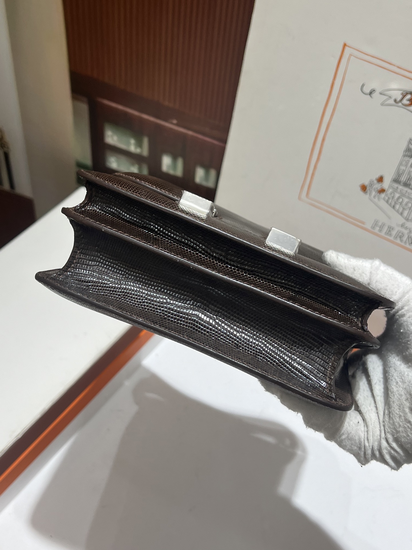 Hermes 高仿 女款 Constance 深棕蜥蜴紋斜背包 經典氣質款| 7 Hermes 高仿 女款 Constance 深棕蜥蜴紋斜背包 經典氣質款