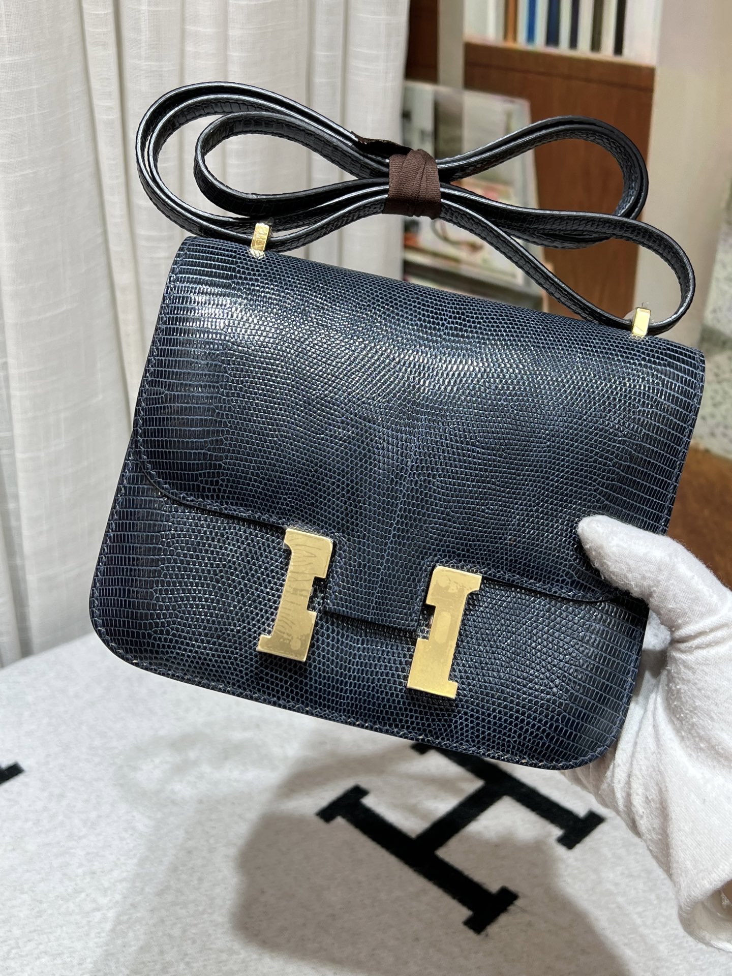 Hermes A貨 女款 Constance 深藍蜥蜴紋斜背包 金扣高級感通勤包