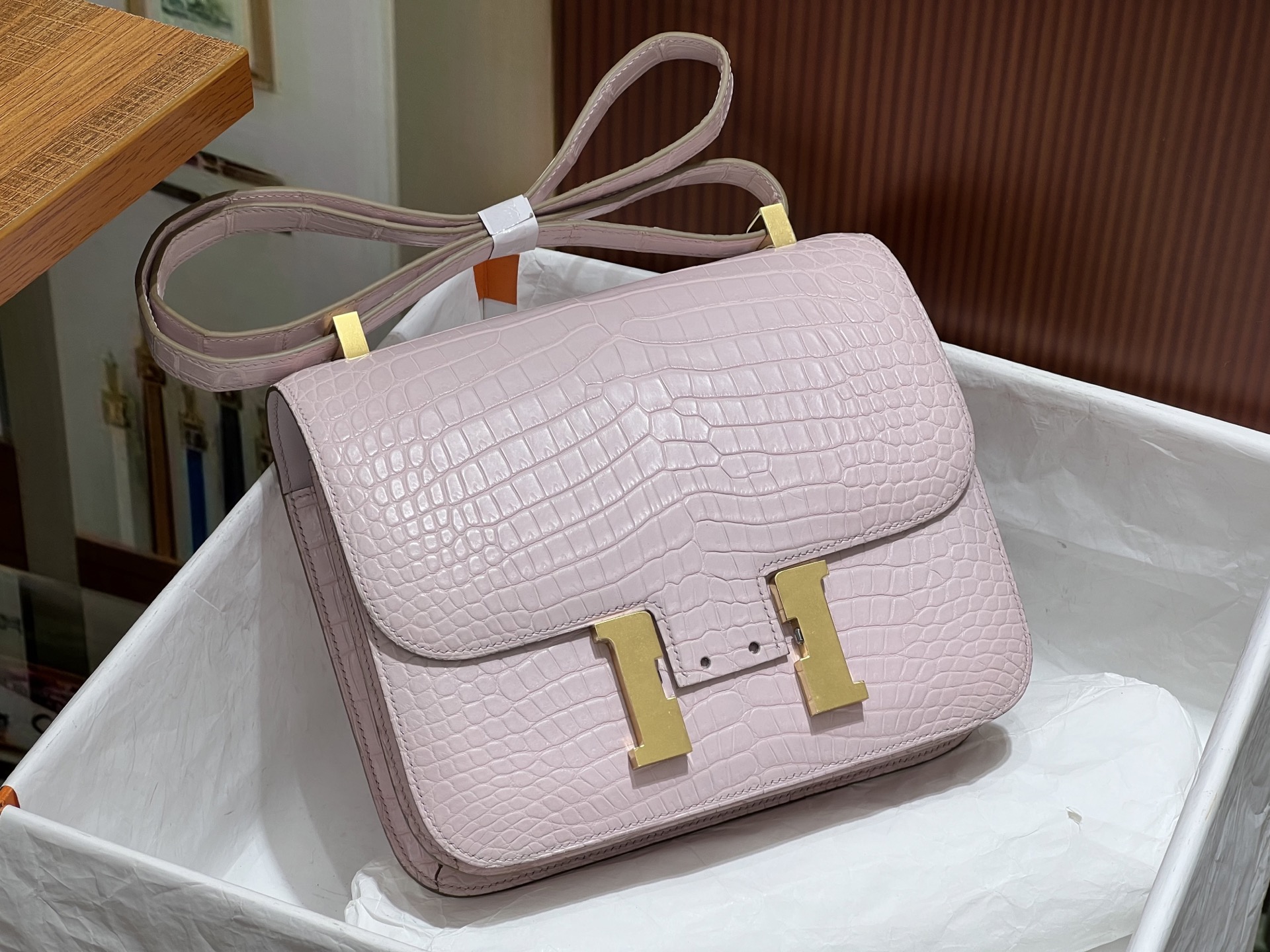 Hermes 高仿 女款 Constance 淺粉鱷魚紋金扣斜背包 奢華氣質款| 14 Hermes 高仿 女款 Constance 淺粉鱷魚紋金扣斜背包 奢華氣質款