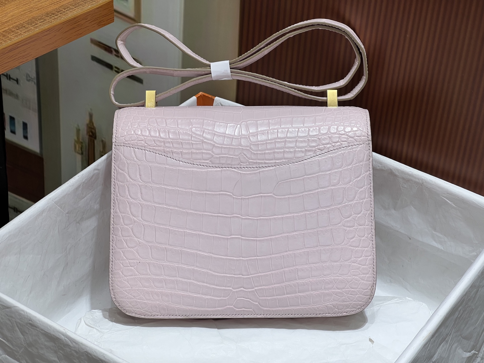 Hermes 高仿 女款 Constance 淺粉鱷魚紋金扣斜背包 奢華氣質款| 12 Hermes 高仿 女款 Constance 淺粉鱷魚紋金扣斜背包 奢華氣質款