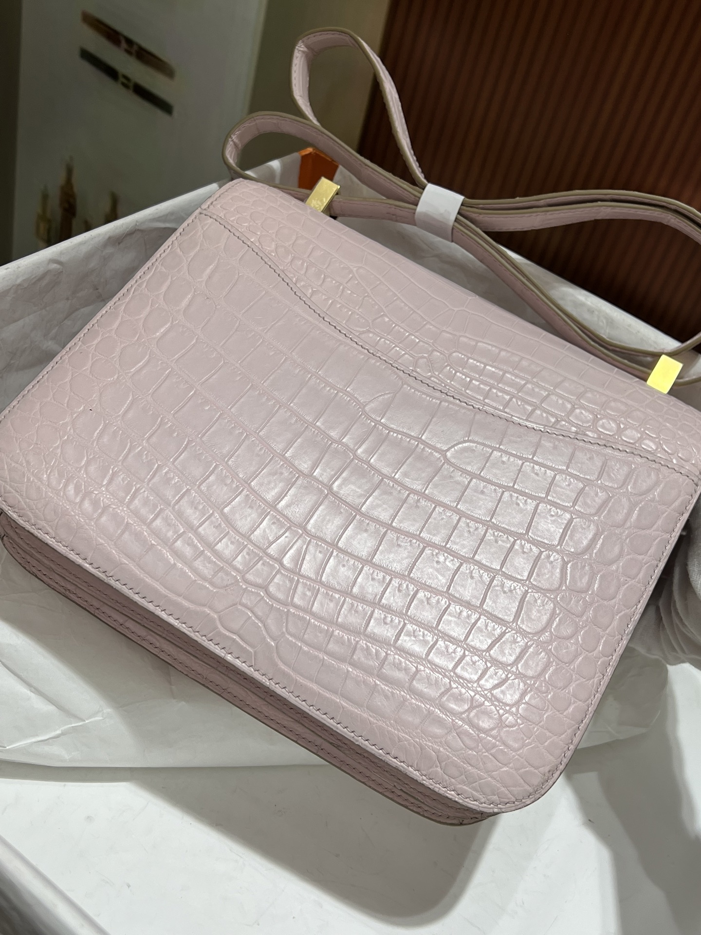 Hermes 高仿 女款 Constance 淺粉鱷魚紋金扣斜背包 奢華氣質款| 13 Hermes 高仿 女款 Constance 淺粉鱷魚紋金扣斜背包 奢華氣質款