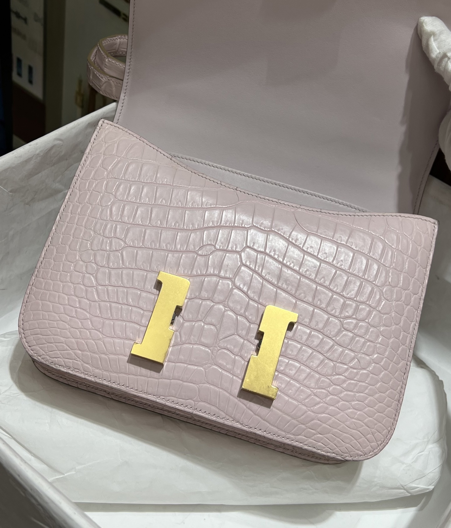 Hermes 高仿 女款 Constance 淺粉鱷魚紋金扣斜背包 奢華氣質款| 10 Hermes 高仿 女款 Constance 淺粉鱷魚紋金扣斜背包 奢華氣質款