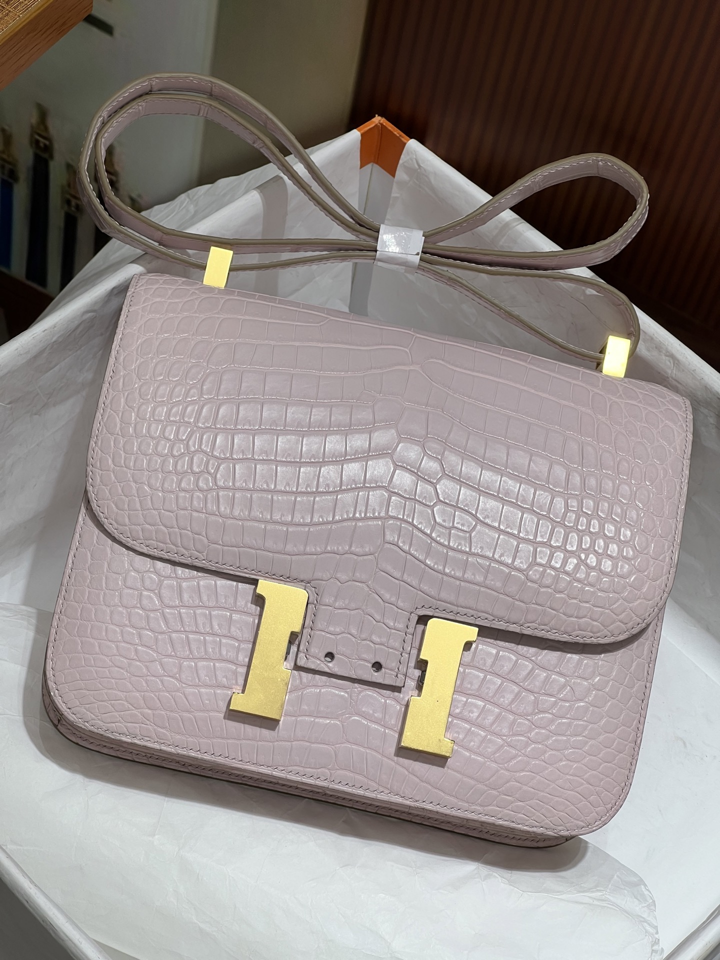 Hermes 高仿 女款 Constance 淺粉鱷魚紋金扣斜背包 奢華氣質款| 11 Hermes 高仿 女款 Constance 淺粉鱷魚紋金扣斜背包 奢華氣質款