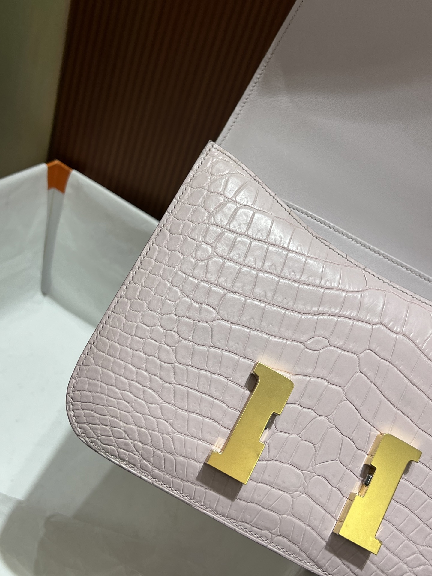 Hermes 高仿 女款 Constance 淺粉鱷魚紋金扣斜背包 奢華氣質款| 9 Hermes 高仿 女款 Constance 淺粉鱷魚紋金扣斜背包 奢華氣質款