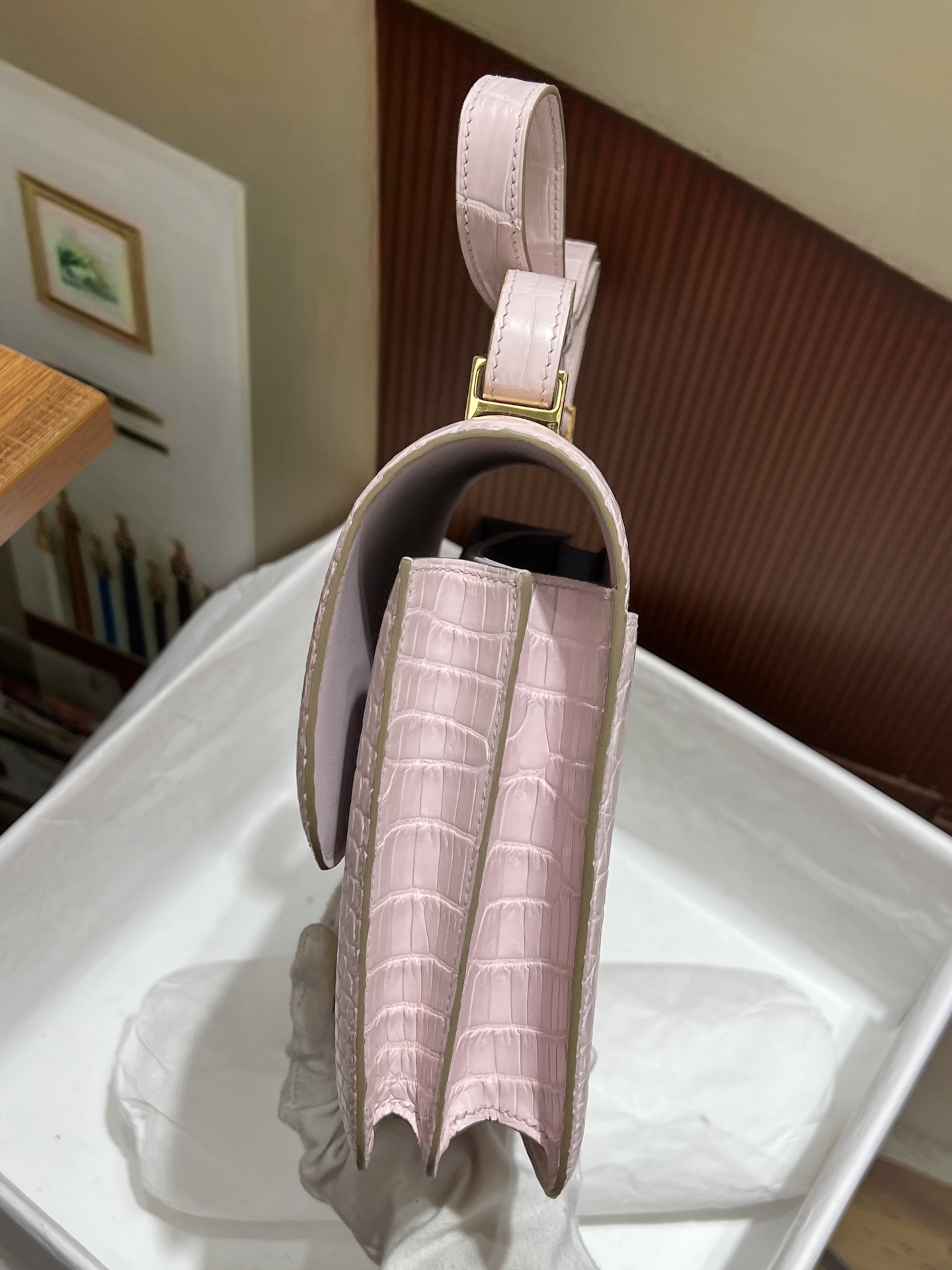 Hermes 高仿 女款 Constance 淺粉鱷魚紋金扣斜背包 奢華氣質款| 8 Hermes 高仿 女款 Constance 淺粉鱷魚紋金扣斜背包 奢華氣質款