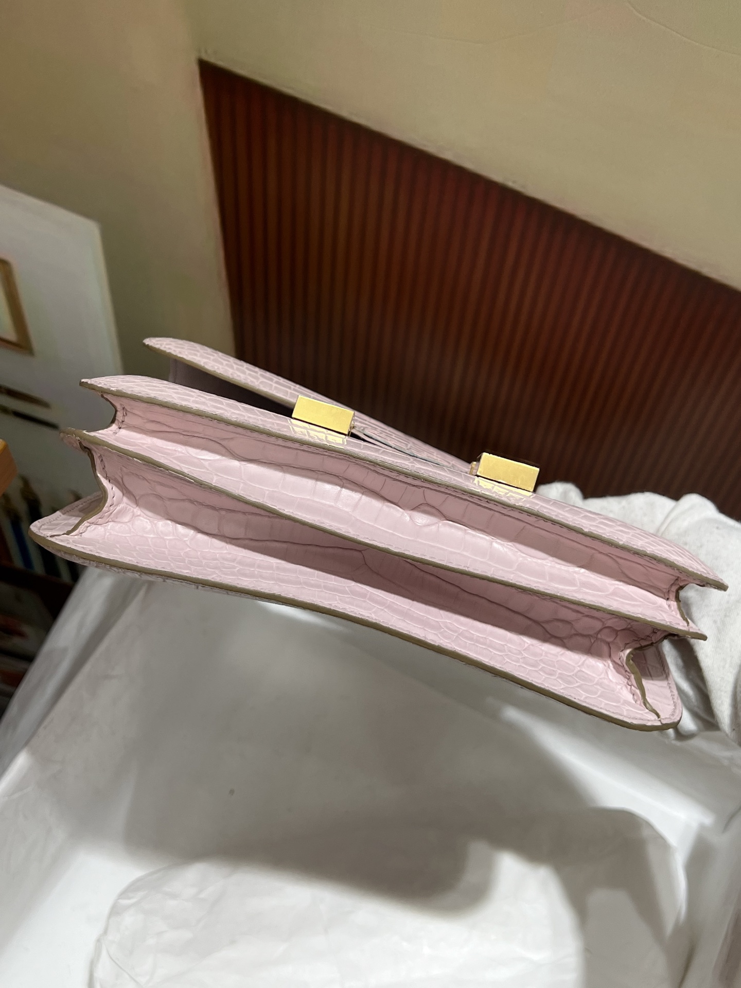 Hermes 高仿 女款 Constance 淺粉鱷魚紋金扣斜背包 奢華氣質款| 7 Hermes 高仿 女款 Constance 淺粉鱷魚紋金扣斜背包 奢華氣質款