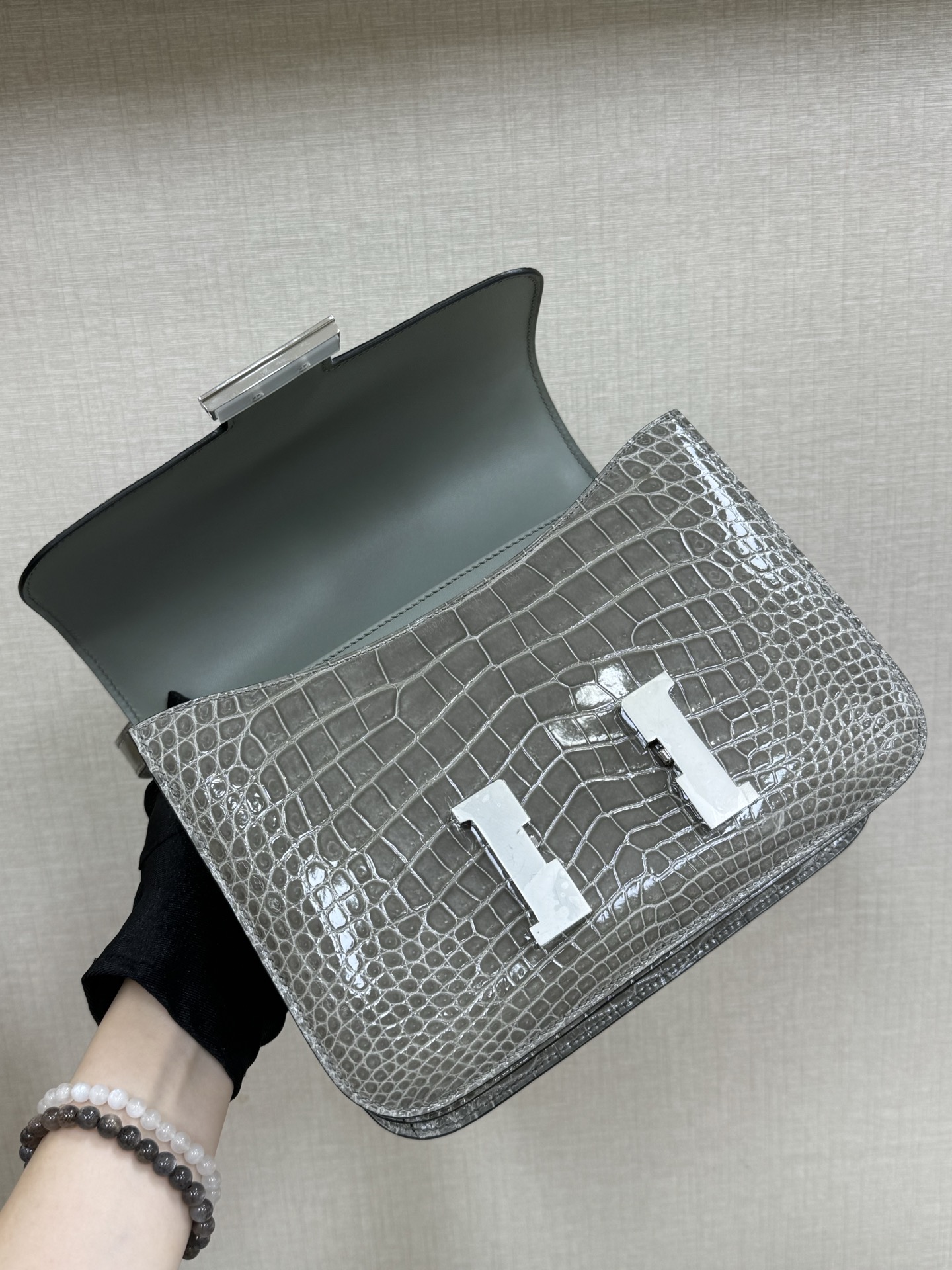 Hermes 高仿 女款 Constance 灰色鱷魚紋斜背包 高端輕奢風| 8 Hermes 高仿 女款 Constance 灰色鱷魚紋斜背包 高端輕奢風