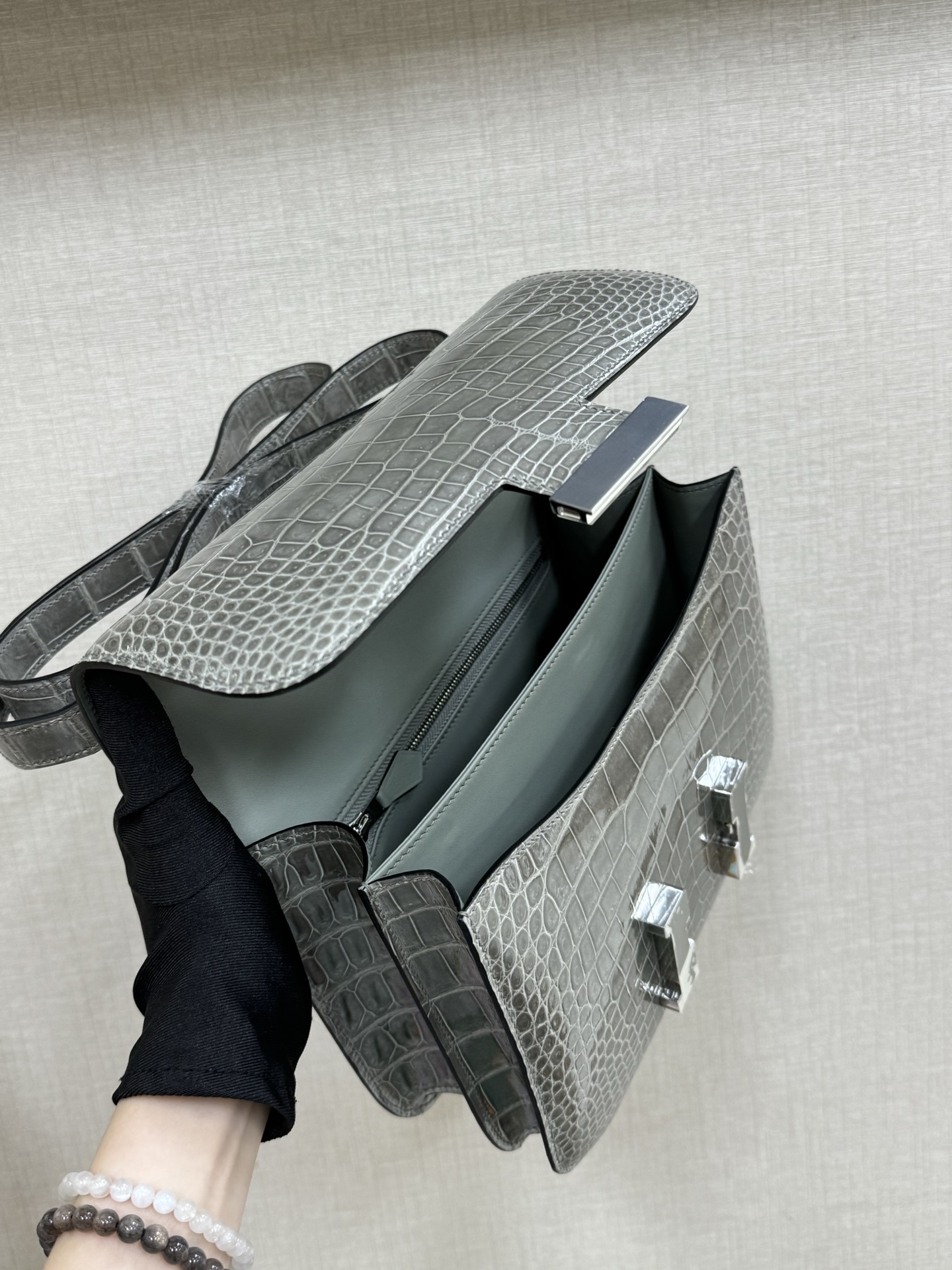 Hermes 高仿 女款 Constance 灰色鱷魚紋斜背包 高端輕奢風| 9 Hermes 高仿 女款 Constance 灰色鱷魚紋斜背包 高端輕奢風