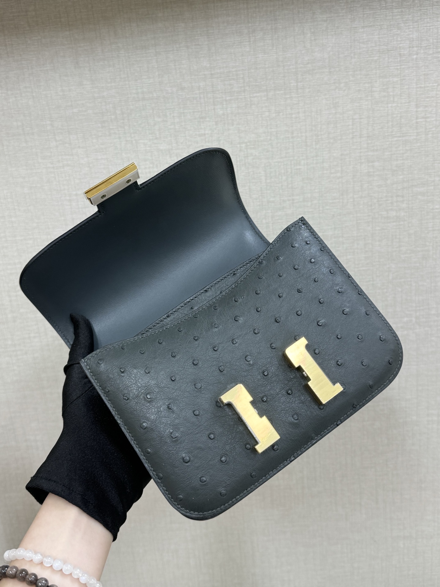Hermes A貨 女款 Constance 深灰鴕鳥紋斜背包 百搭通勤款| 9 Hermes A貨 女款 Constance 深灰鴕鳥紋斜背包 百搭通勤款