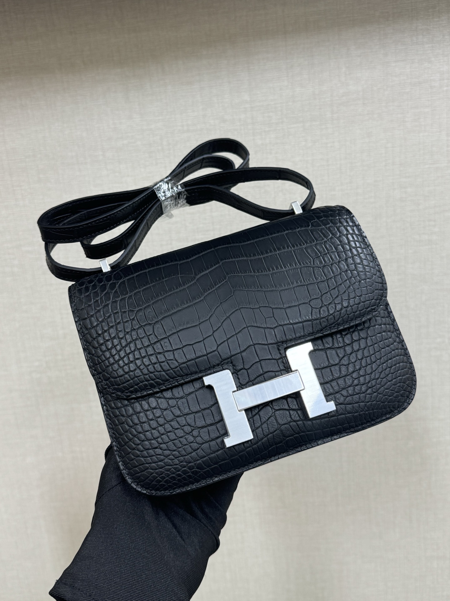 Hermes 一比一 女款 Constance 黑色鴕鳥紋斜背包 經典百搭款
